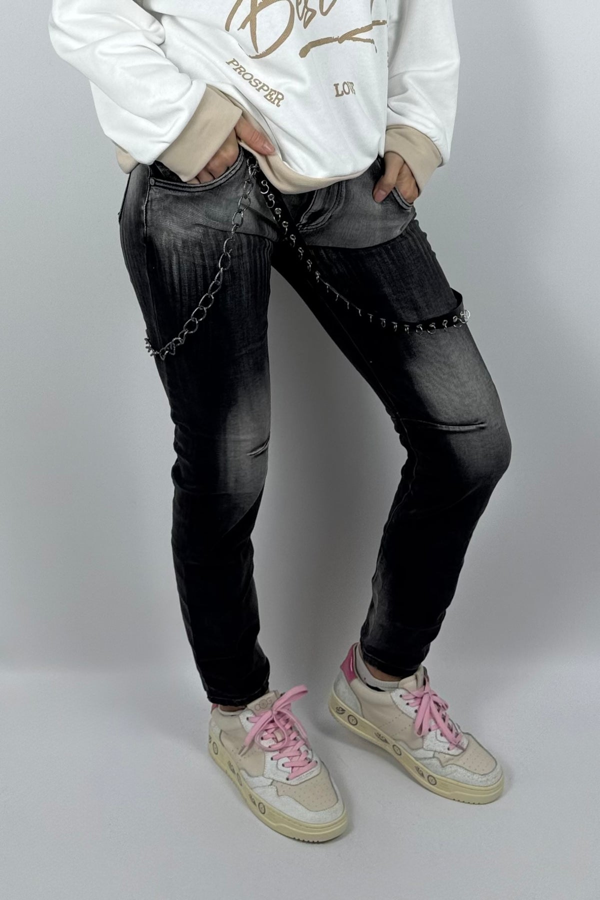 Stretch-Jeans mit Zierkette und markanter Waschung