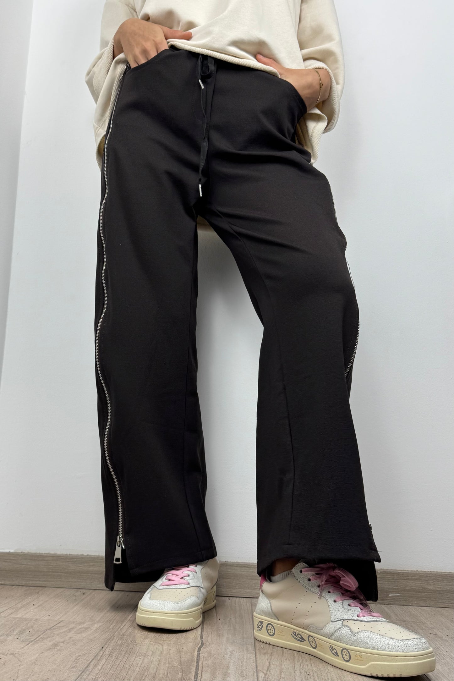 Damen Hose mit seitlichen Reißverschlüssen und elastischem Bund –Coffee