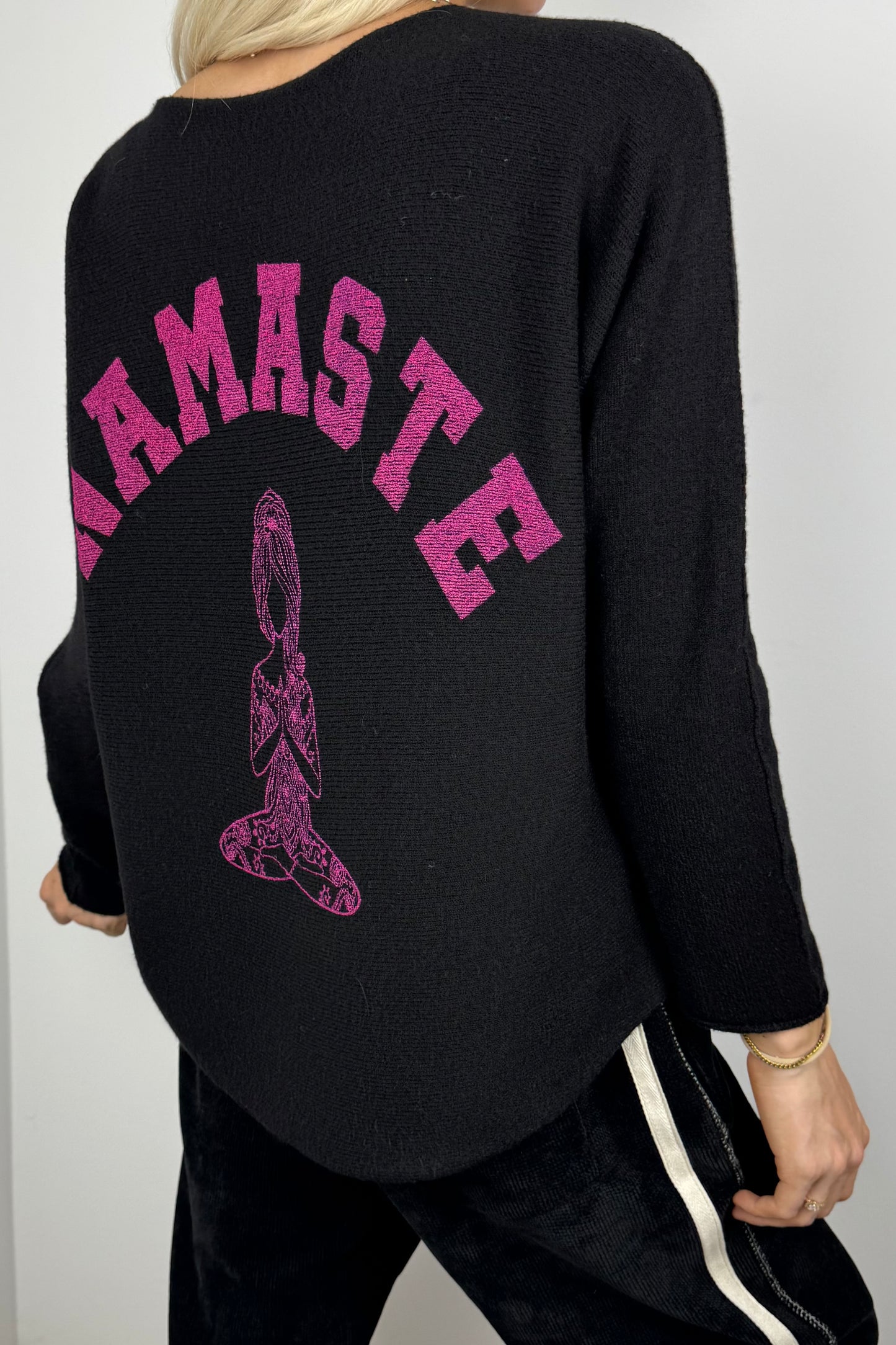 Damen Pullover mit „Namaste“-Print-Schwarz