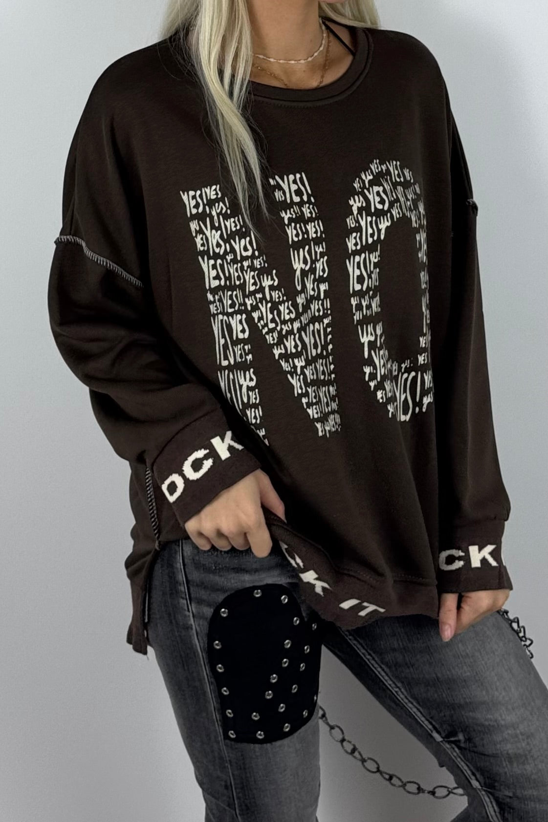 Damen-Sweatshirt mit „NO“-Print und „Rock It“-Bündchen-Schoko