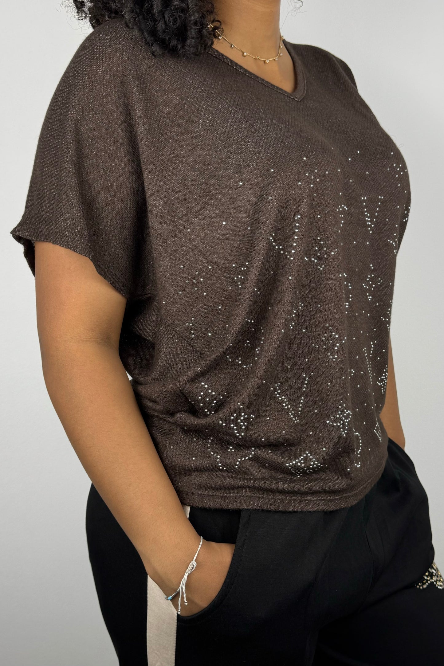 V-Neck Shirt mit Glitzerprint – feminin & leicht glänzend