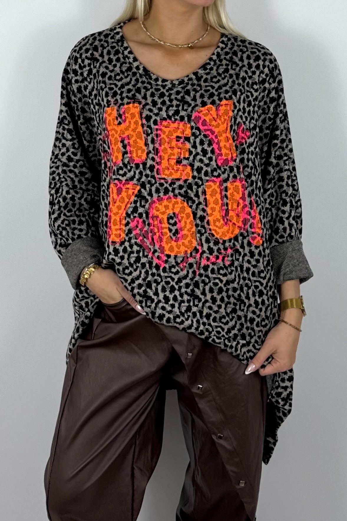 Damen Oversize Shirt „HEY YOU“ mit Leo-Print –Schwarz