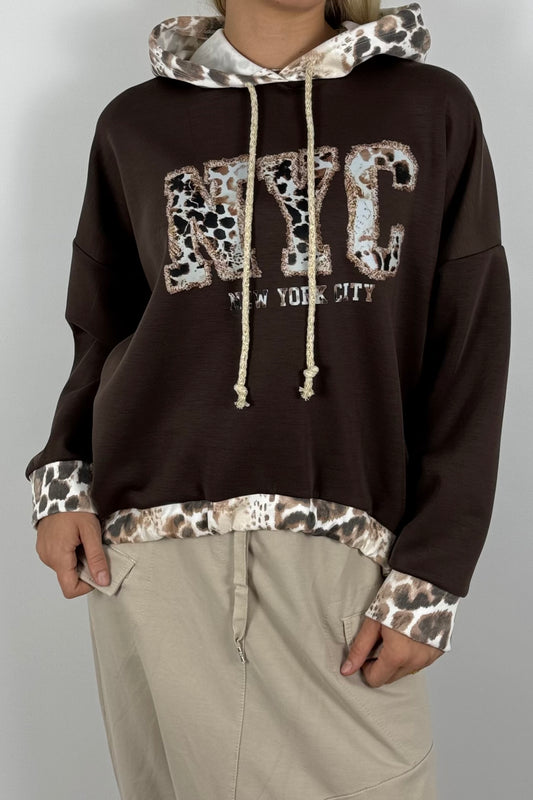 Oversize Pullover mit Kapuze & NYC Leo-Print – Schoko