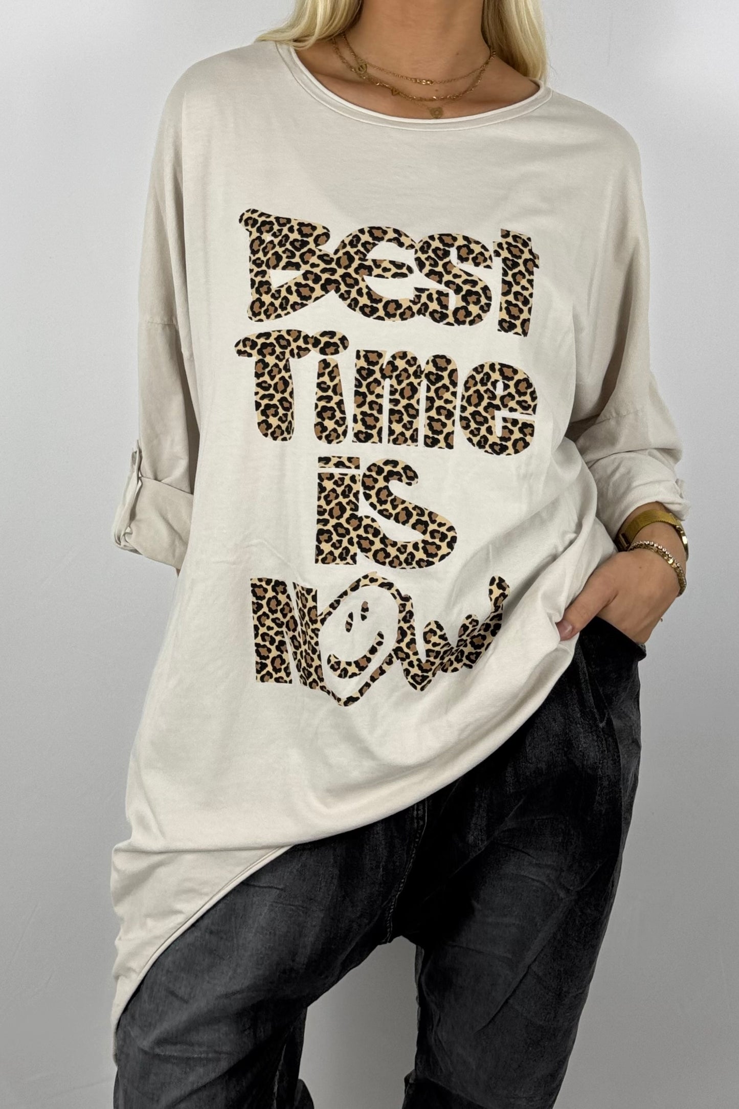 Damen Longshirt „Best Time Is Now“ – Leo-Print-Beige