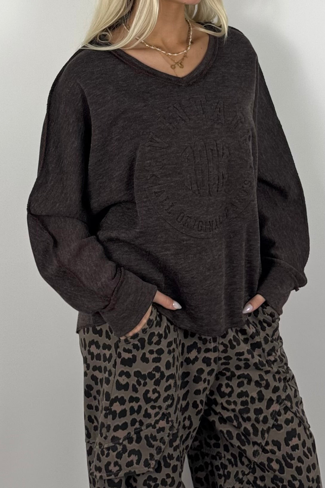 Oversize Damen Sweatshirt mit Vintage-Prägung & V-Ausschnitt – Schoko