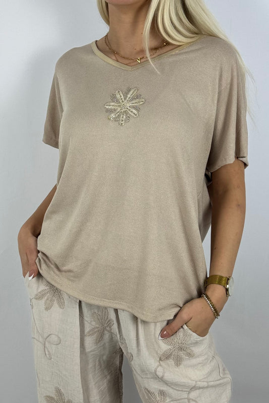 Glanzshirt mit V-Ausschnitt & Schmuckblüte-Safari