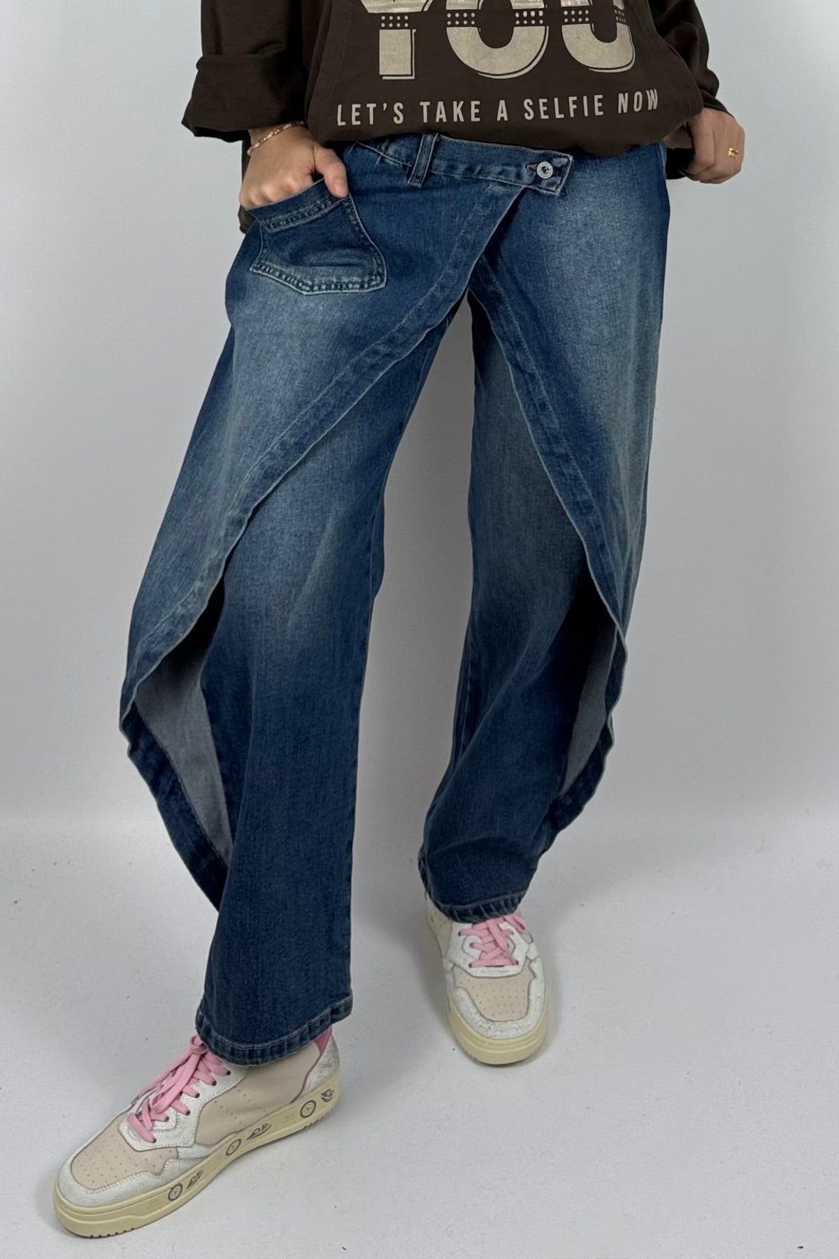 Damen Baggy Jeans mit asymmetrischem Gürtel-Detail – Blau