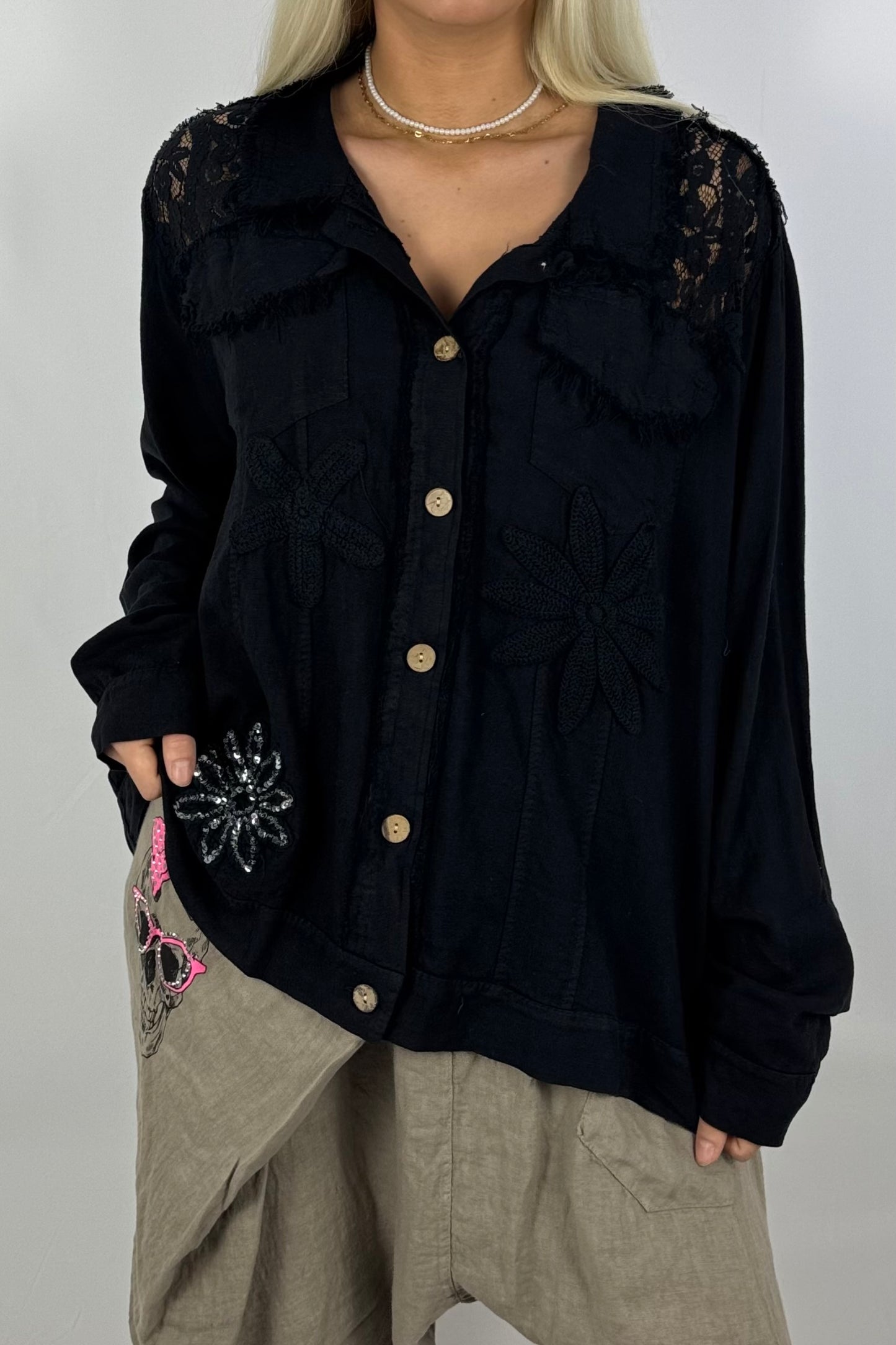 Leichte Bluse mit Häkelblumen & Spitzendetails-Schwarz