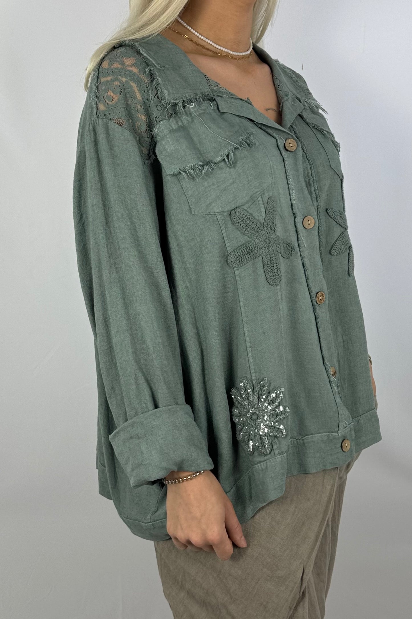 Leichte Bluse mit Häkelblumen & Spitzendetails-hell khaki