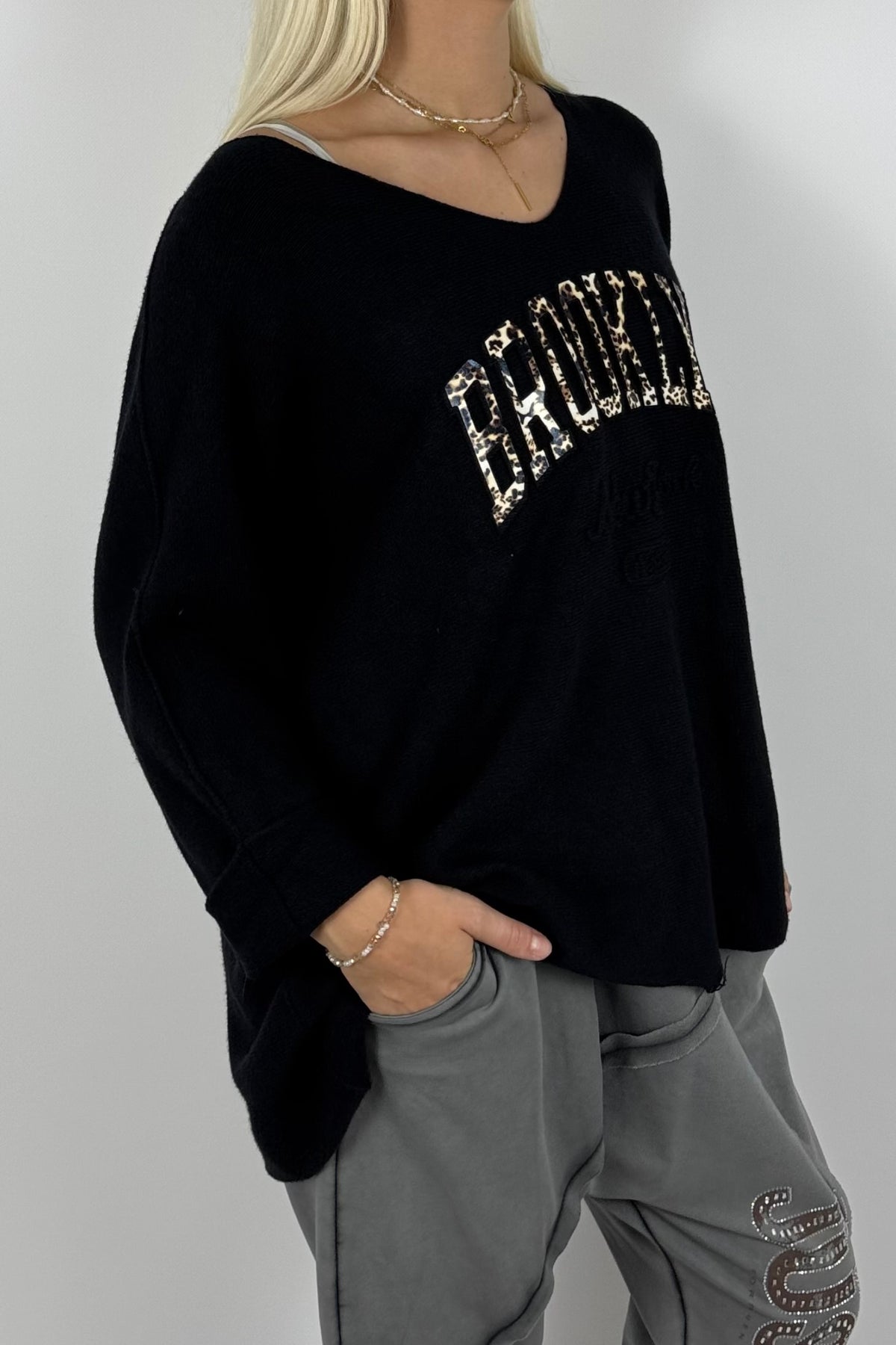 Oversize Shirt „BROOKLYN“ mit V-Ausschnitt – Schwarz