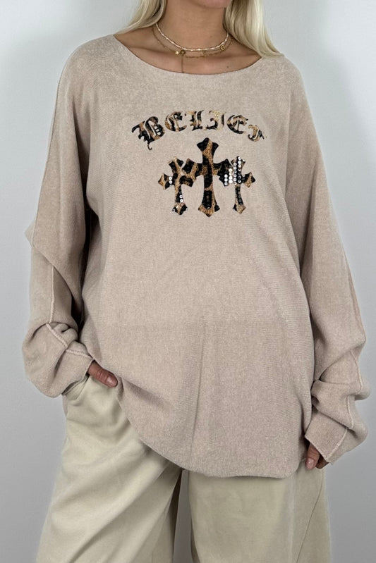 Oversize Shirt mit Leo-Statement & Kreuz-Detail – Beige