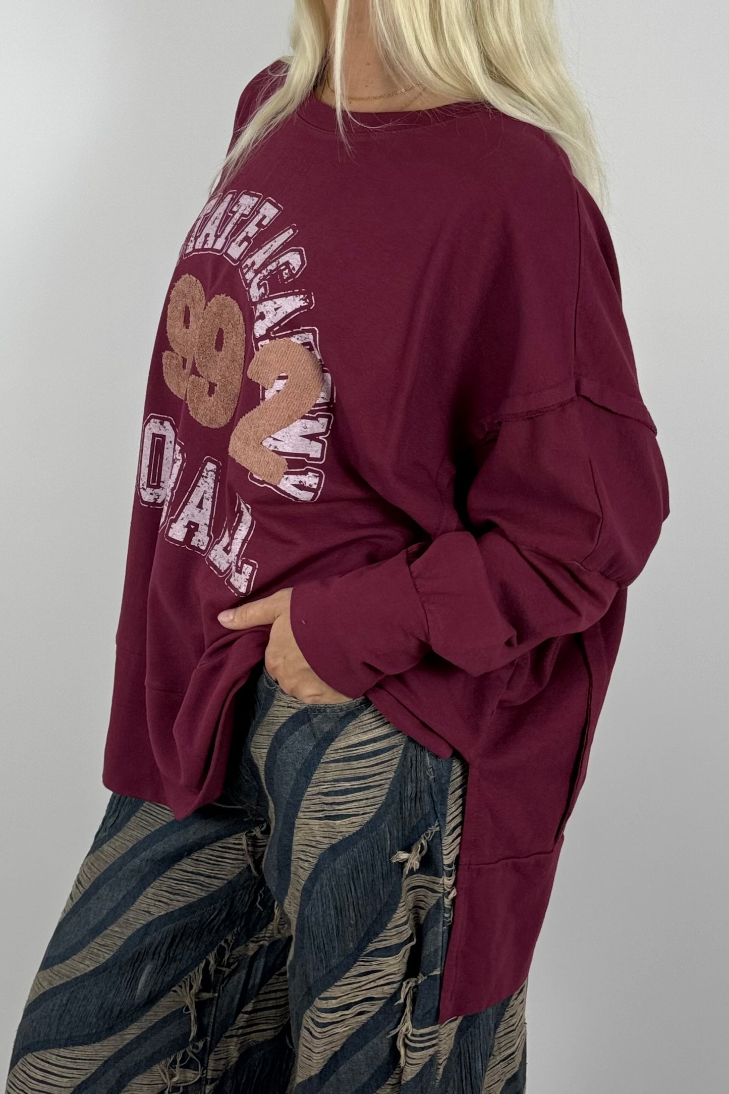 Damen Oversize Sweatshirt „1992 Football“ – College Style-Bordeaux
