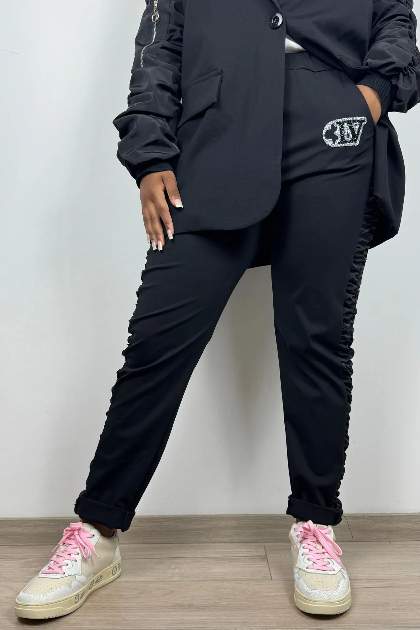 Jogpants mit Rüschen-Details und Glitzer-Emblem-Schwarz