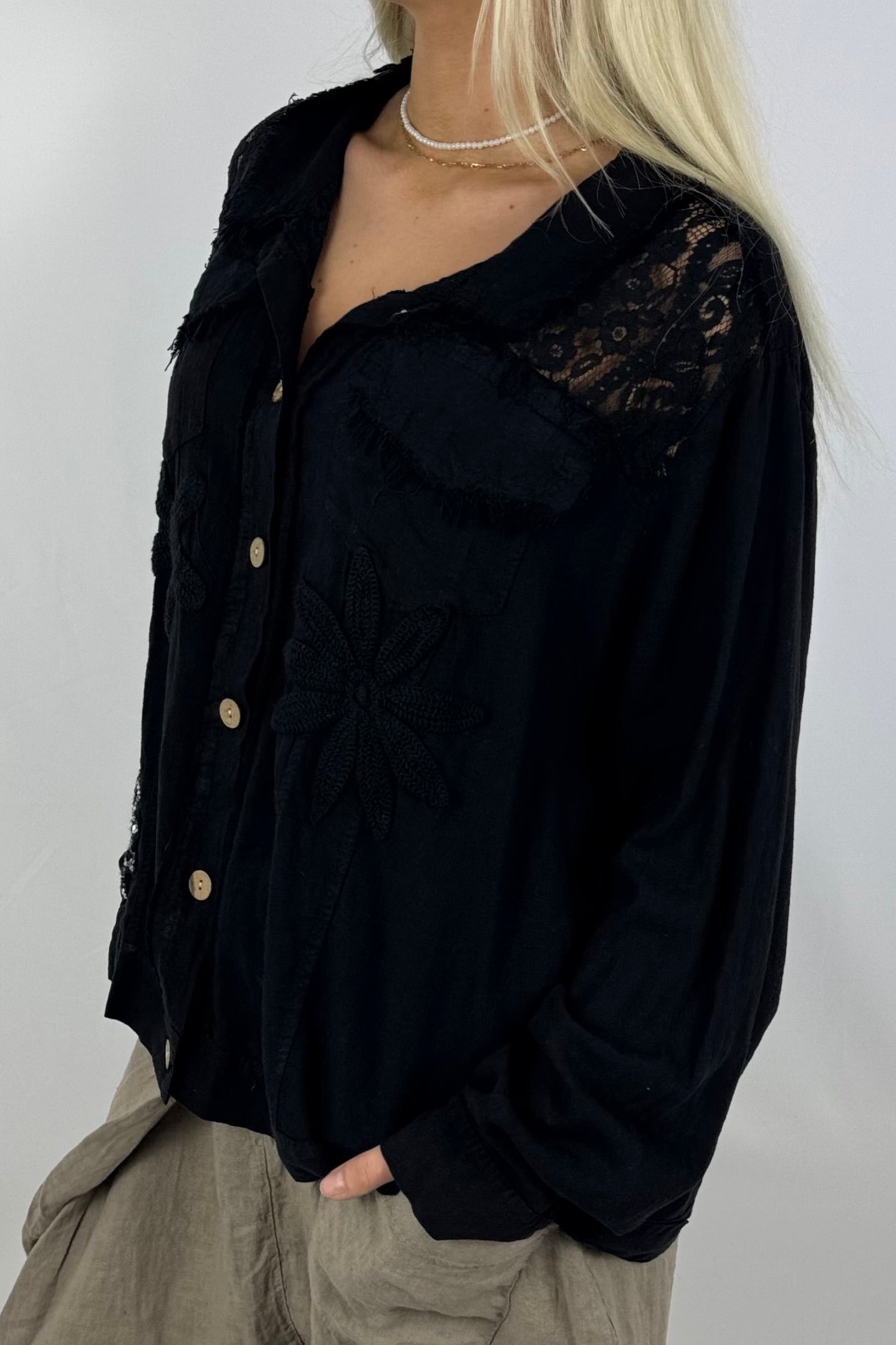 Leichte Bluse mit Häkelblumen & Spitzendetails-Schwarz