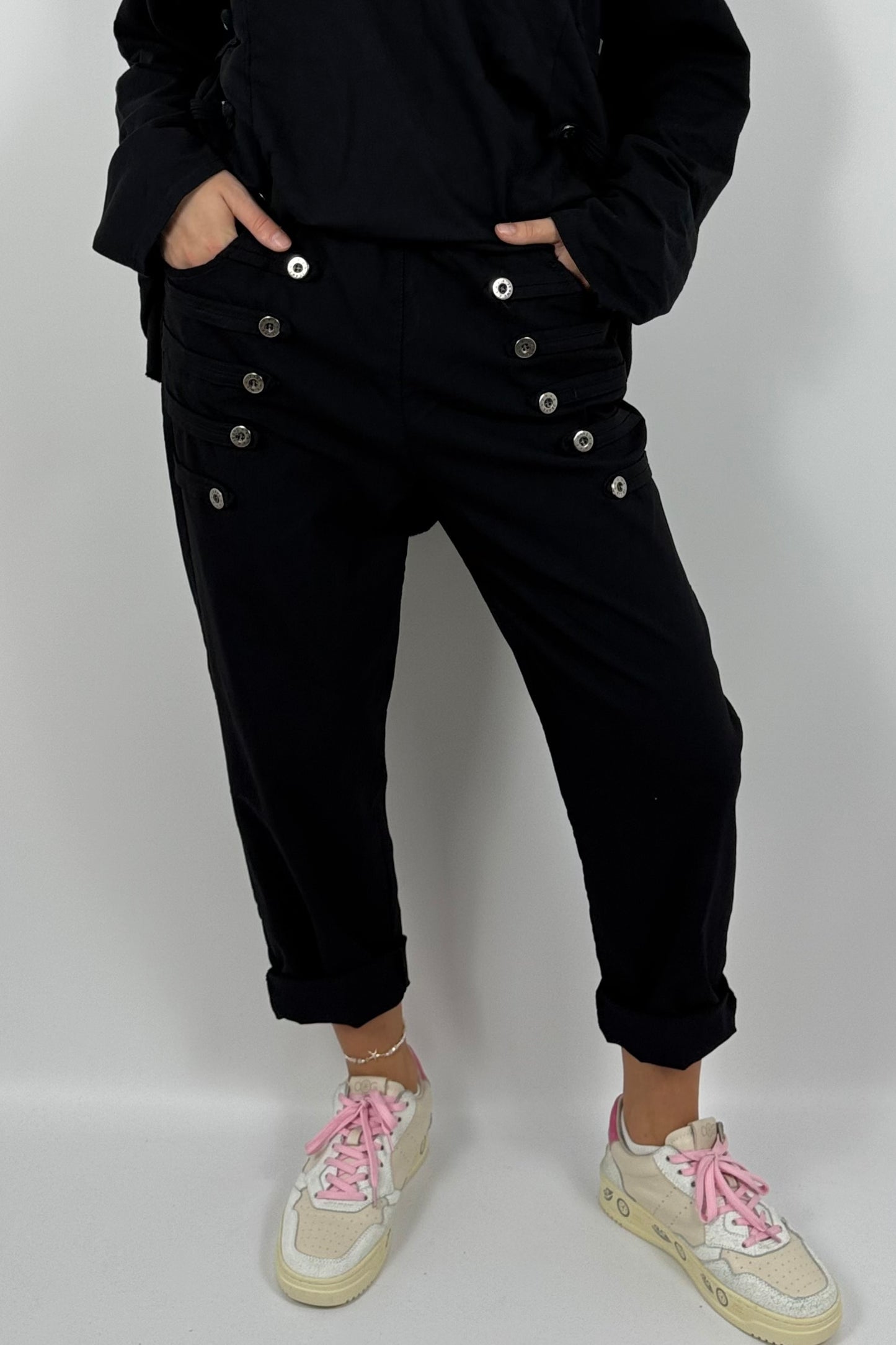 Damen Schlupfhose mit Knopfdetails – Schwarz