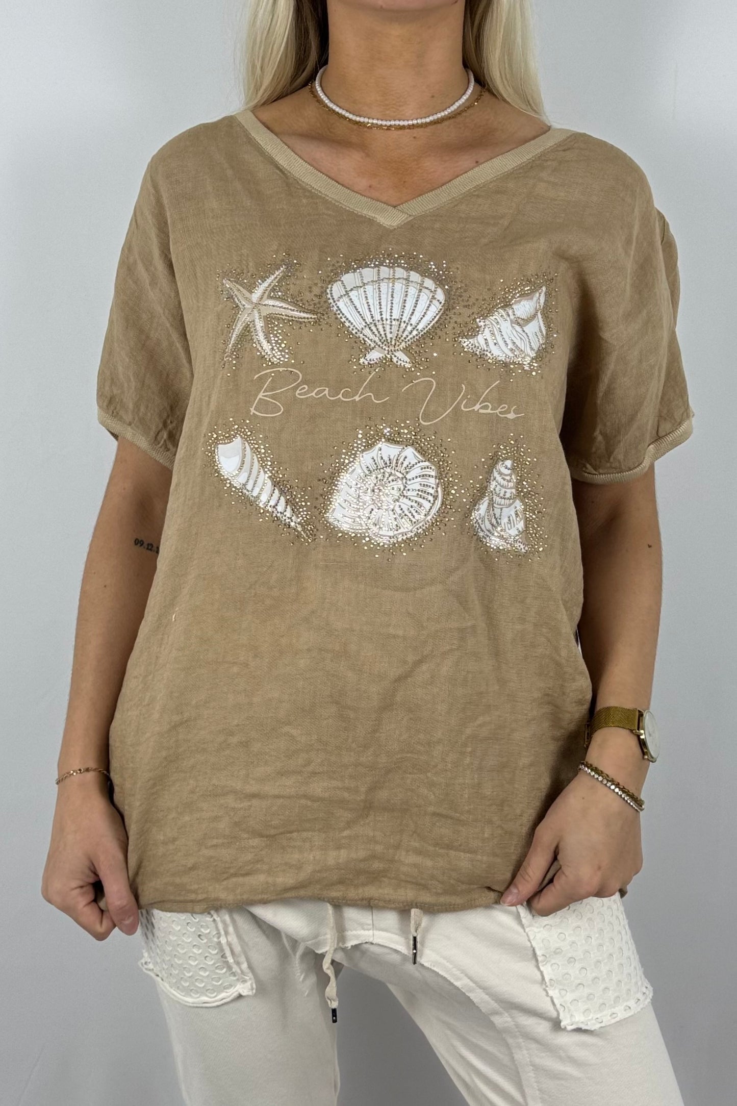 Leinen-Shirt „Beach Vibes“ mit Muschel-Motiv und Häkelrücken-Kamel
