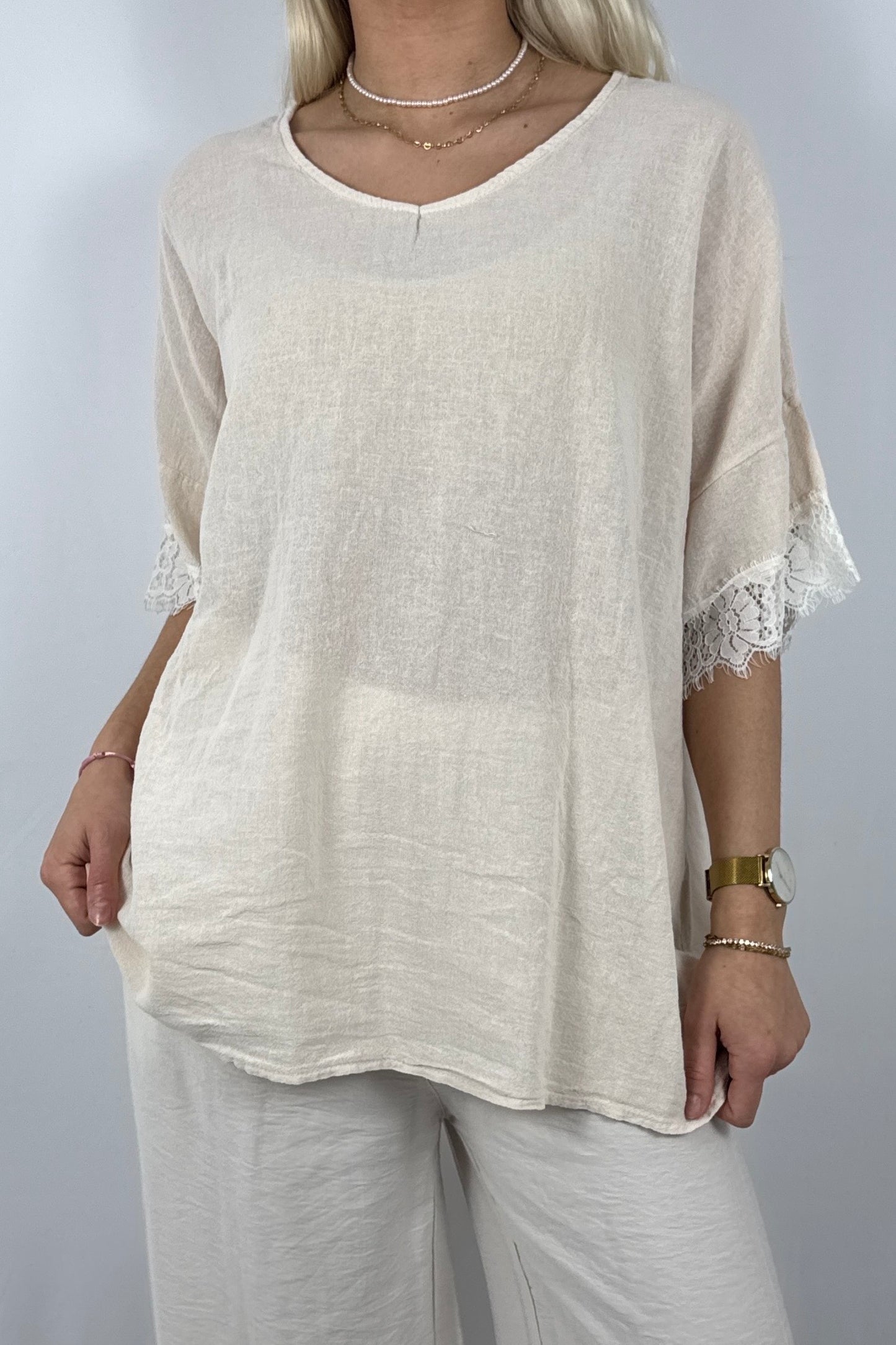 Oversize Damen Shirt mit Spitzen Details und V Ausschnitt-Beige