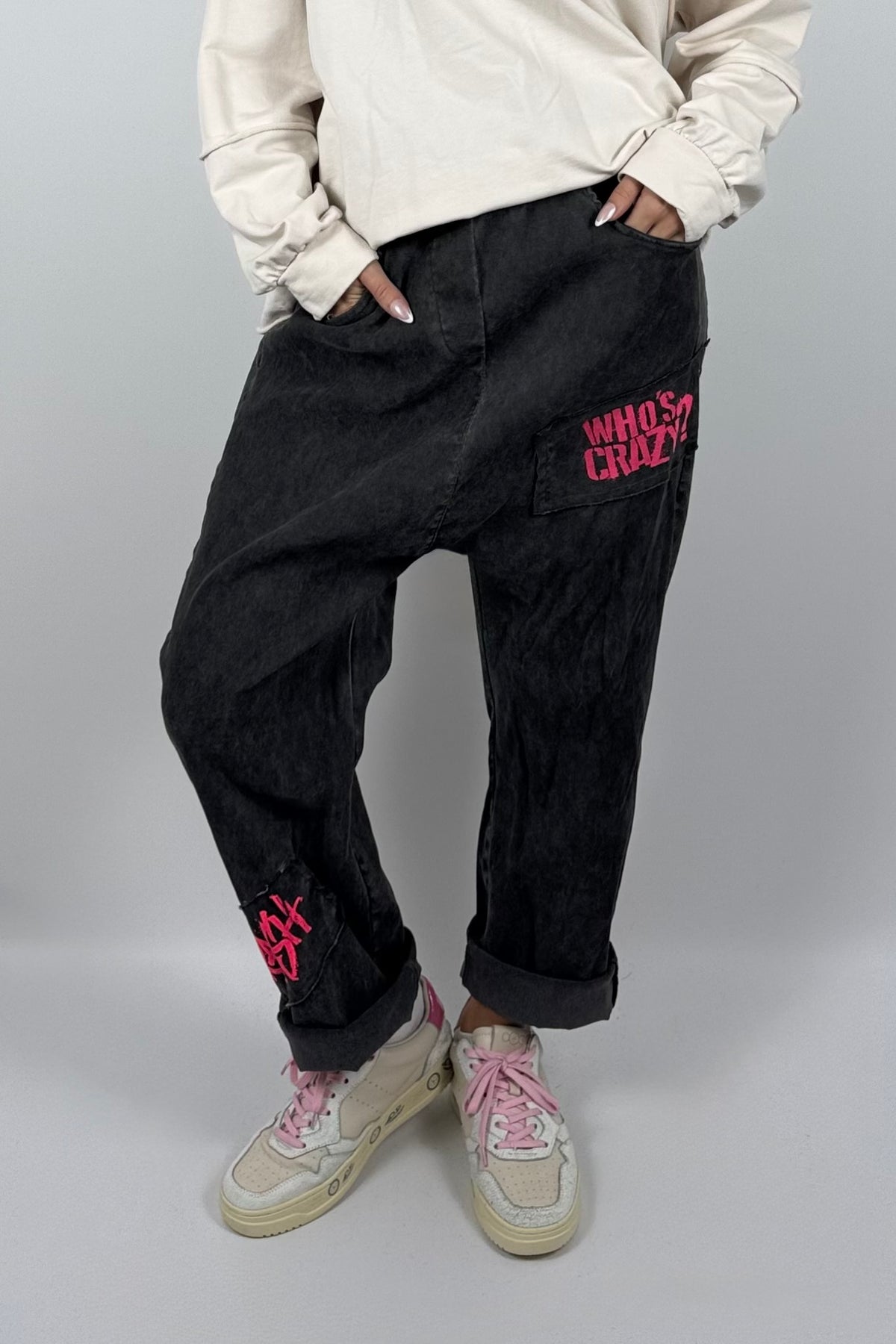 Damen Baggy-Hose mit Statement-Print-Schwarz
