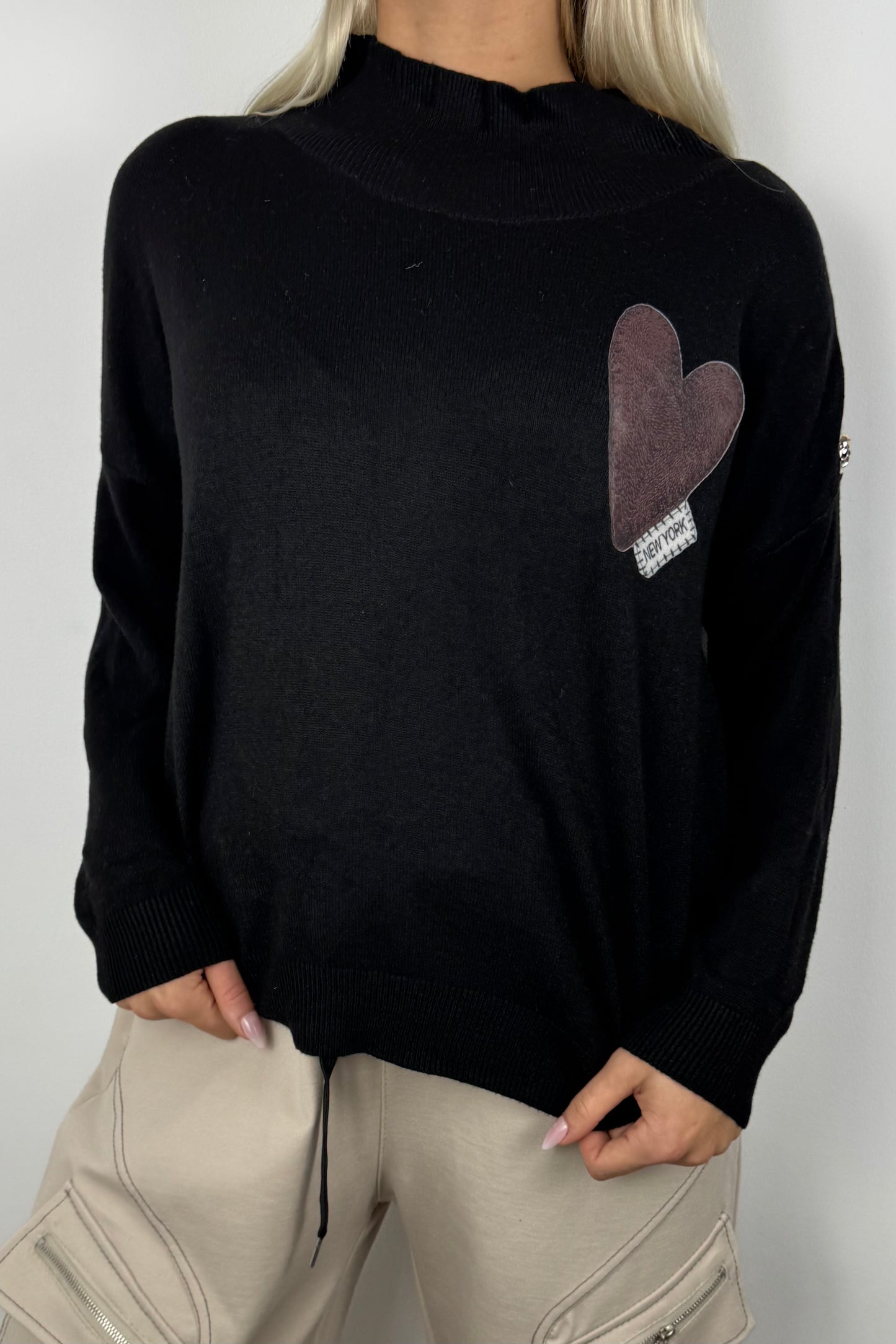 Oversize Shirt mit Herz-Patch & Zierknöpfen –Schwarz