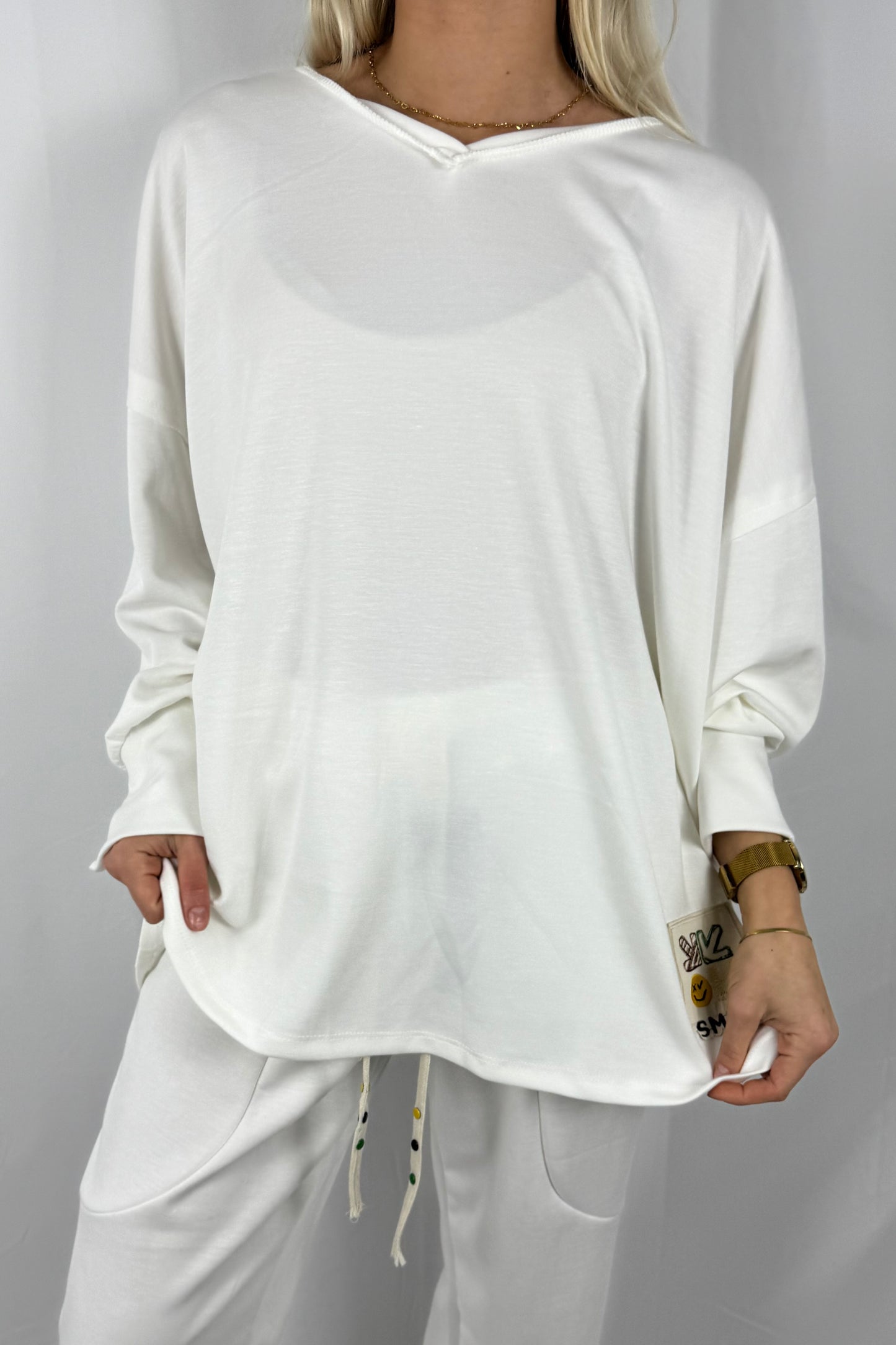 Oversize Sweatshirt mit Stufen-Schnitt & Patch –Weiß
