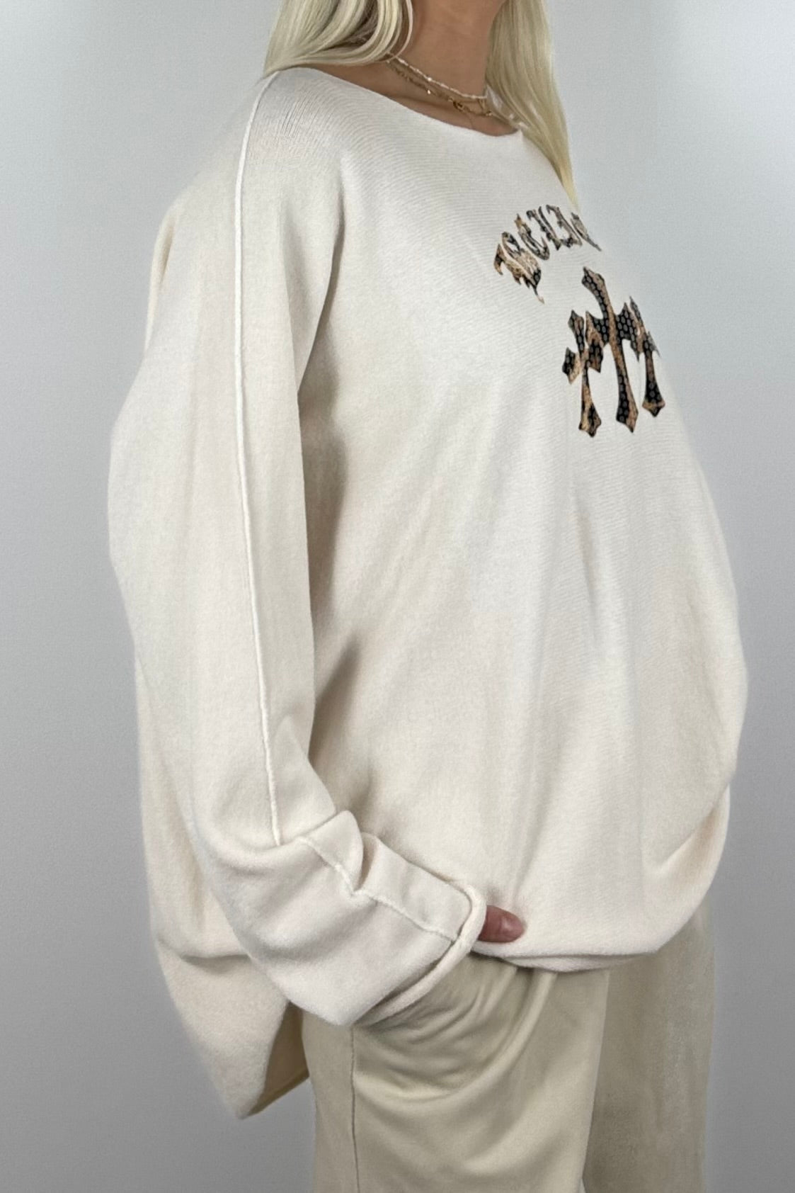 Oversize Shirt mit Leo-Statement & Kreuz-Detail – Weiß