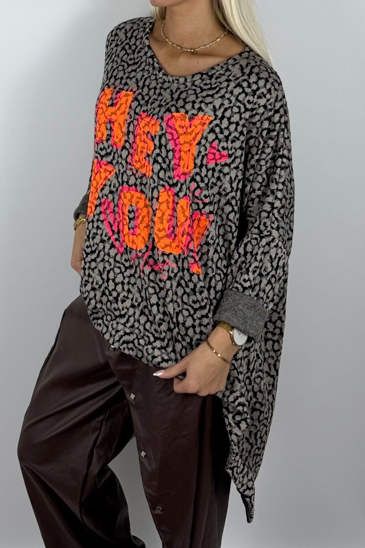 Damen Oversize Shirt „HEY YOU“ mit Leo-Print –Mud