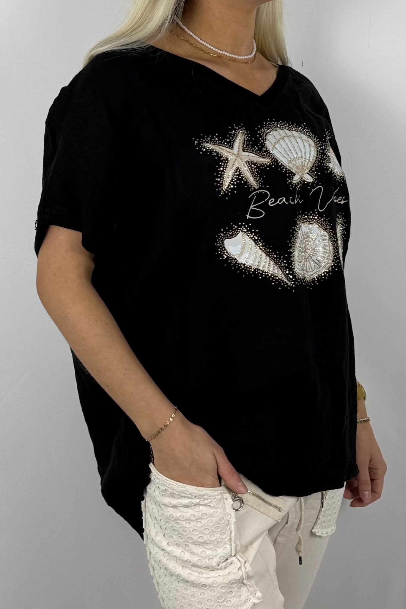 Leinen-Shirt „Beach Vibes“ mit Muschel-Motiv und Häkelrücken-Schwarz