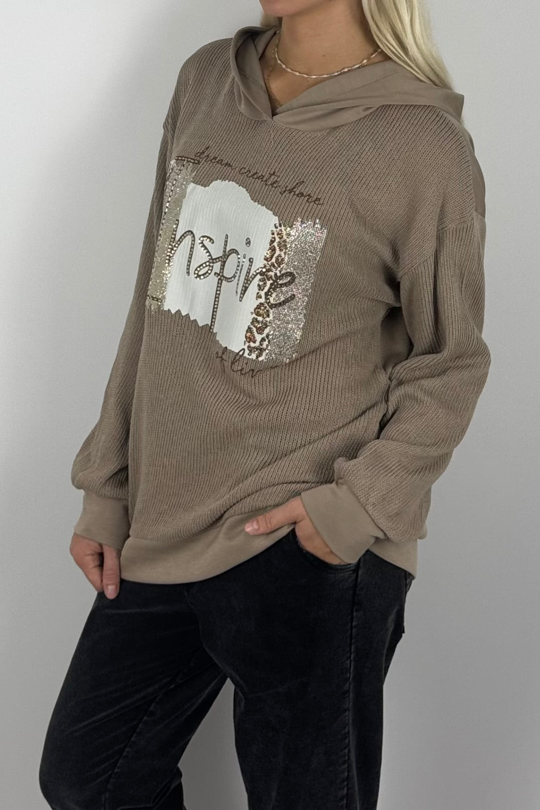 Damen Pullover mit Kapuze & Inspire-Print – Mud