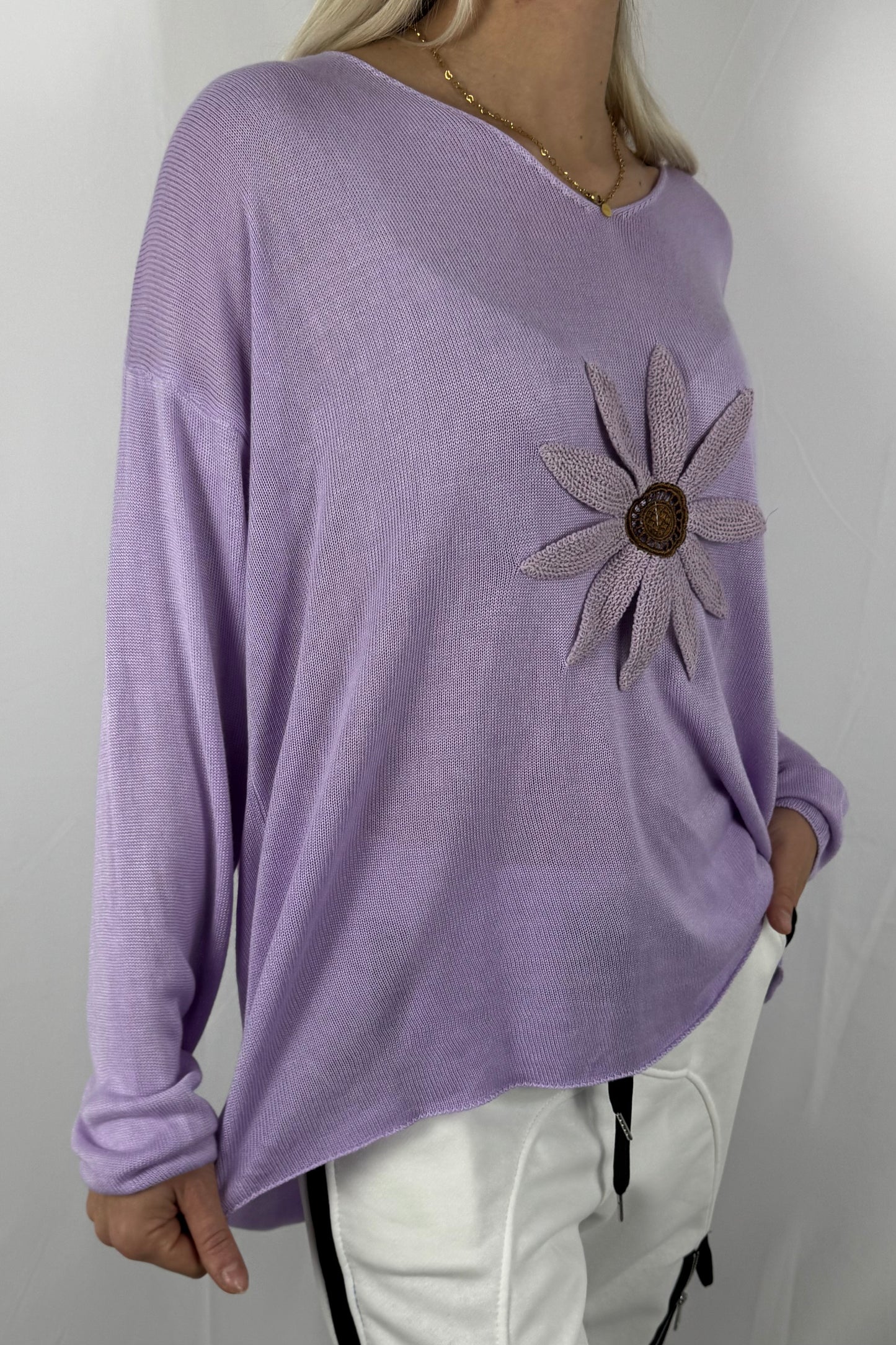 Shirt mit V-Ausschnitt & floraler Applikation-Lilla