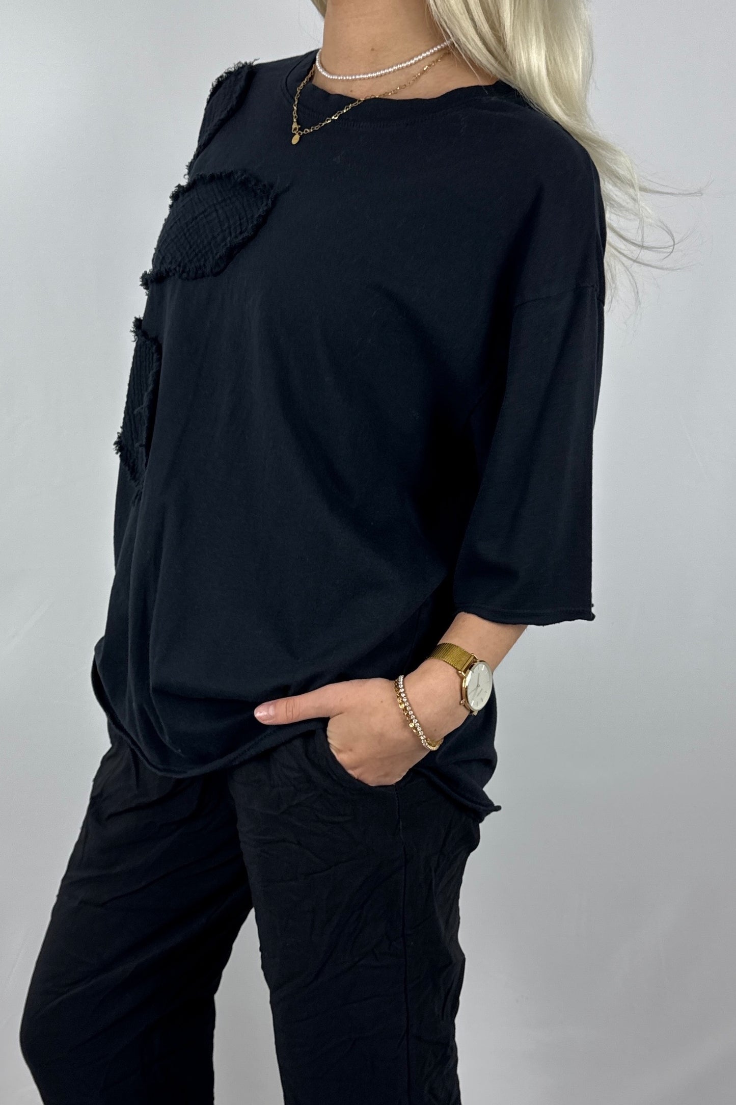 Oversize Damen Shirt mit Blumen Applikation und Rundhalsausschnitt-Schwarz