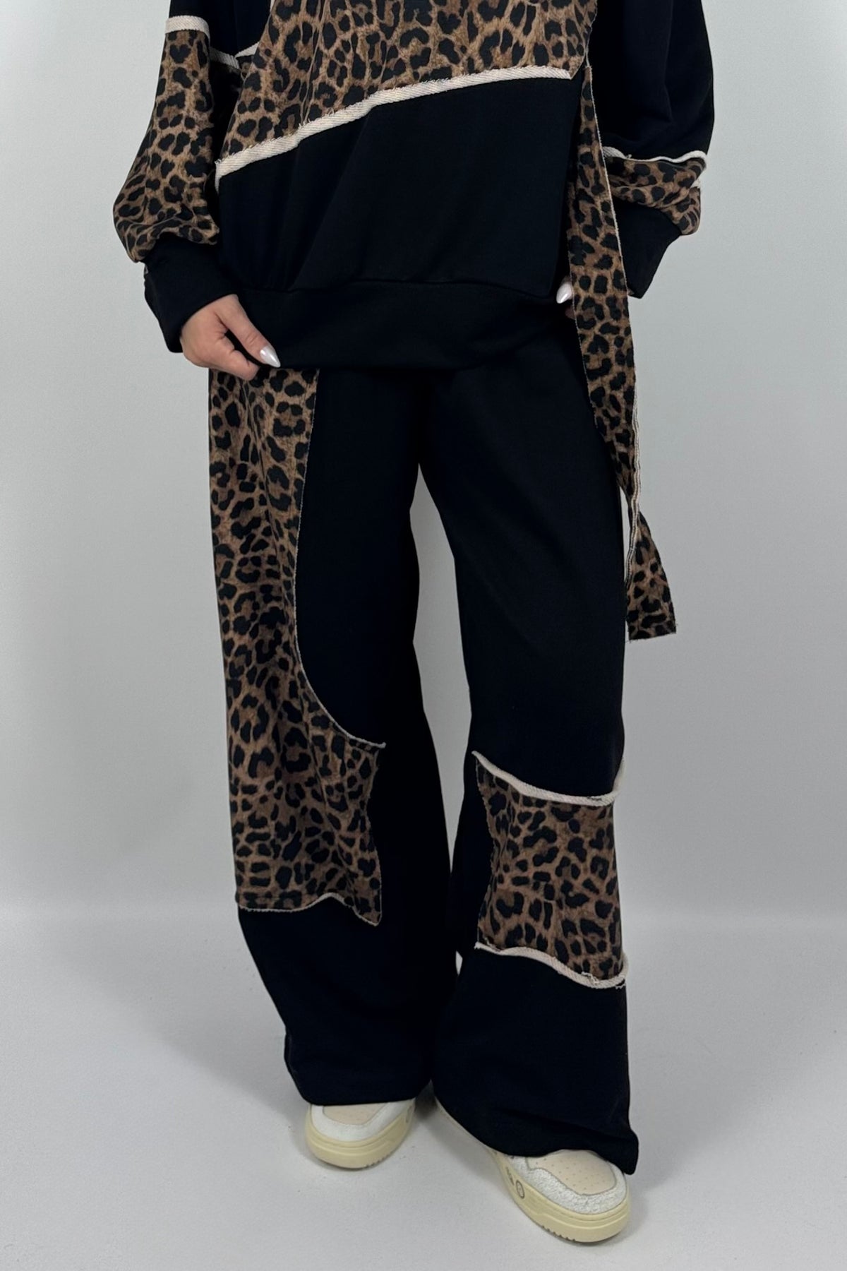 Damen Wide-Leg Hose mit Leo-Muster & Patchwork-Design – Schwarz