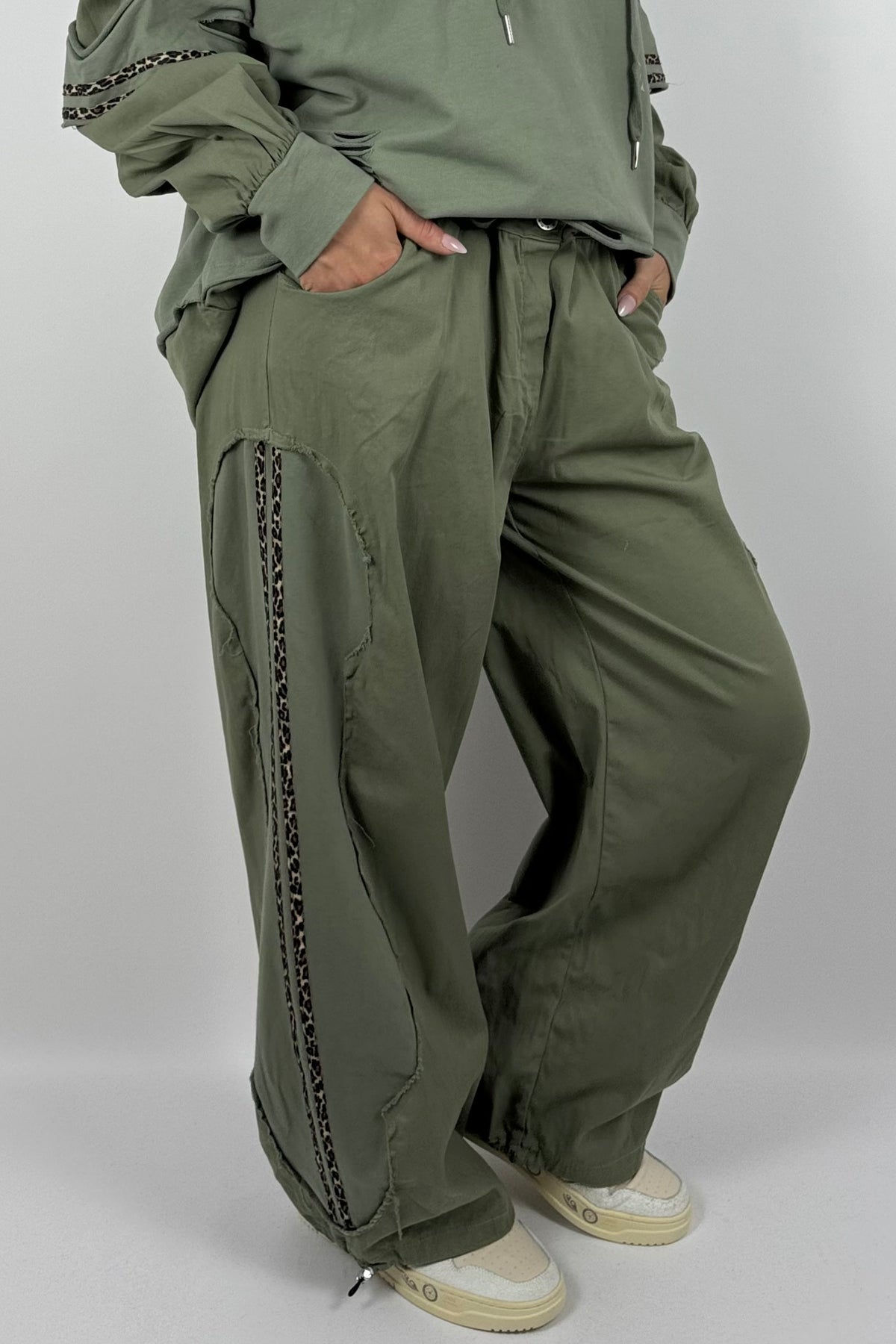 Baggy Hose mit Leo-Streifen-Khaki