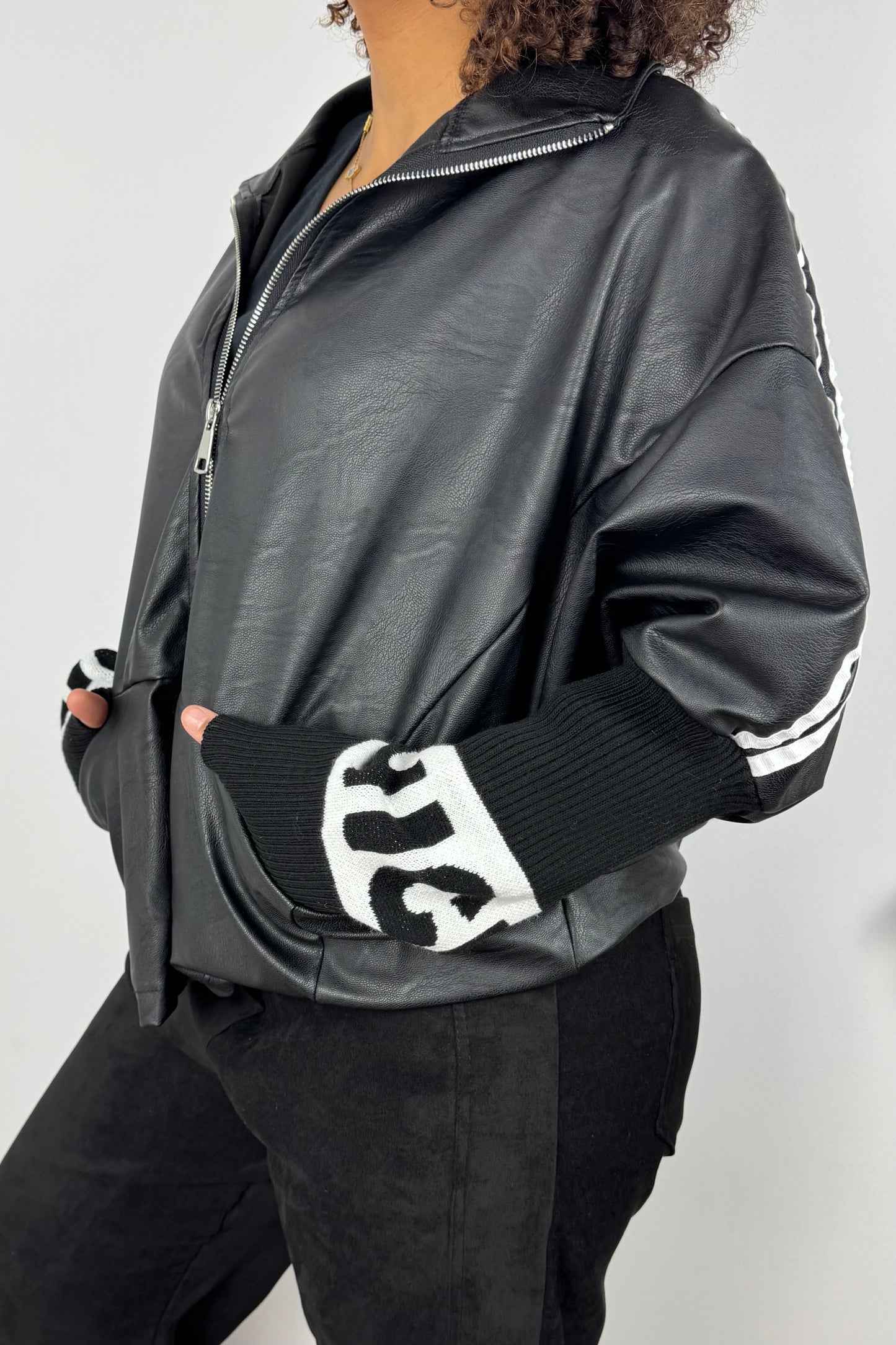 Oversize-Zipper-Jacke mit Strickärmeln – Schwarz