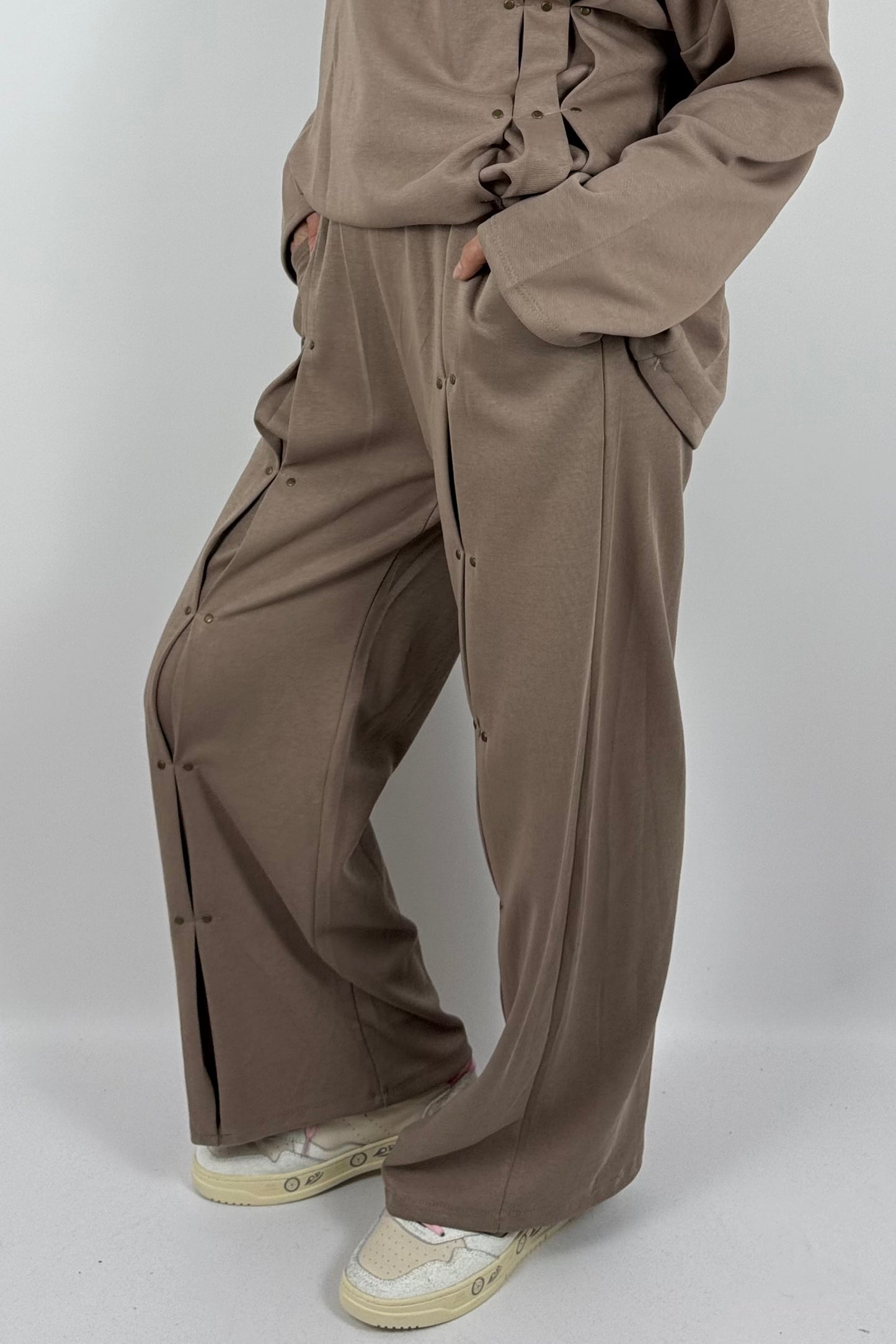 Damen Hose mit Faltendetails & Nieten – Mud
