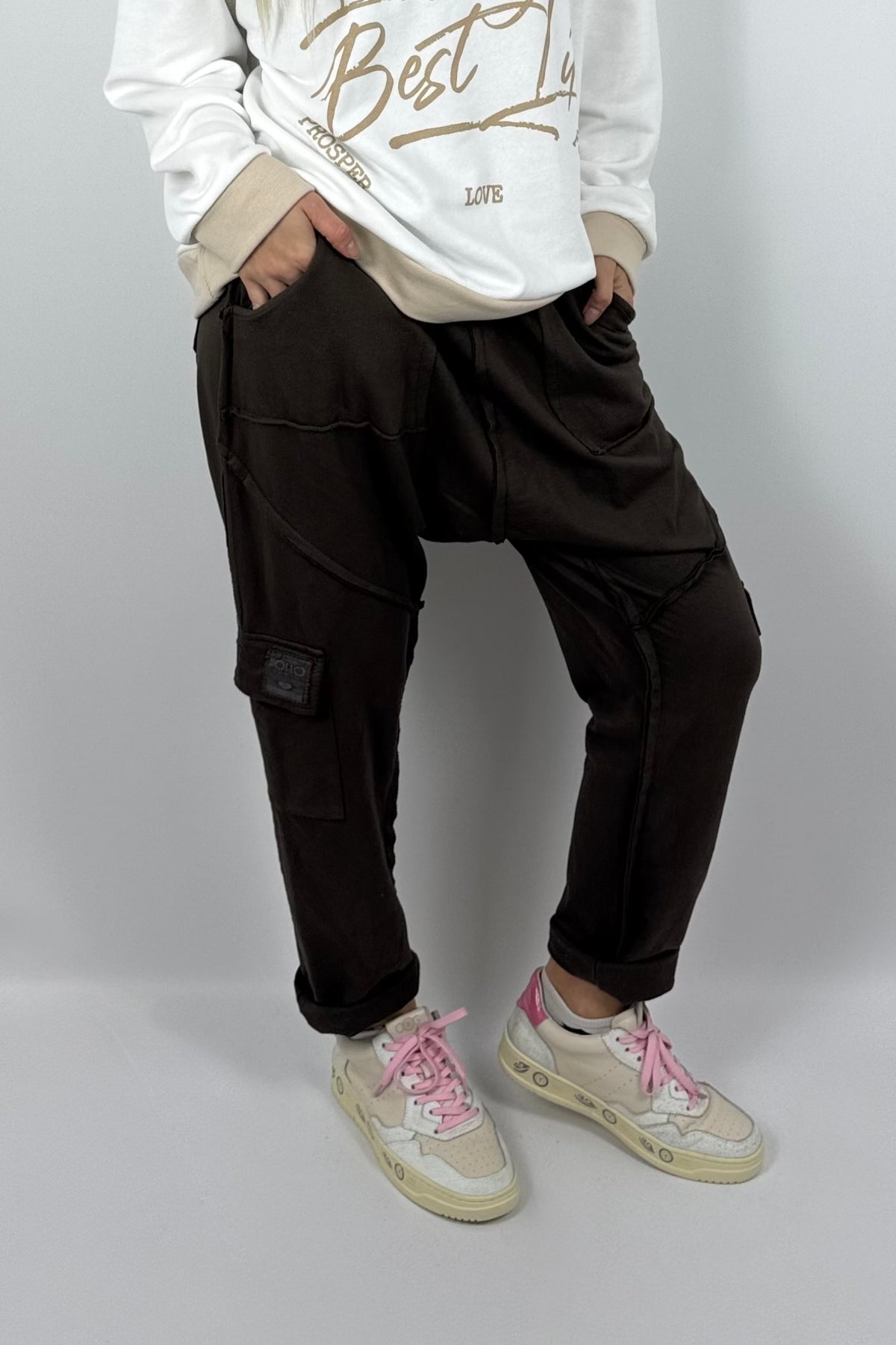 Damen-Cargohose mit tiefem Schritt und Ziernähten-Schoko