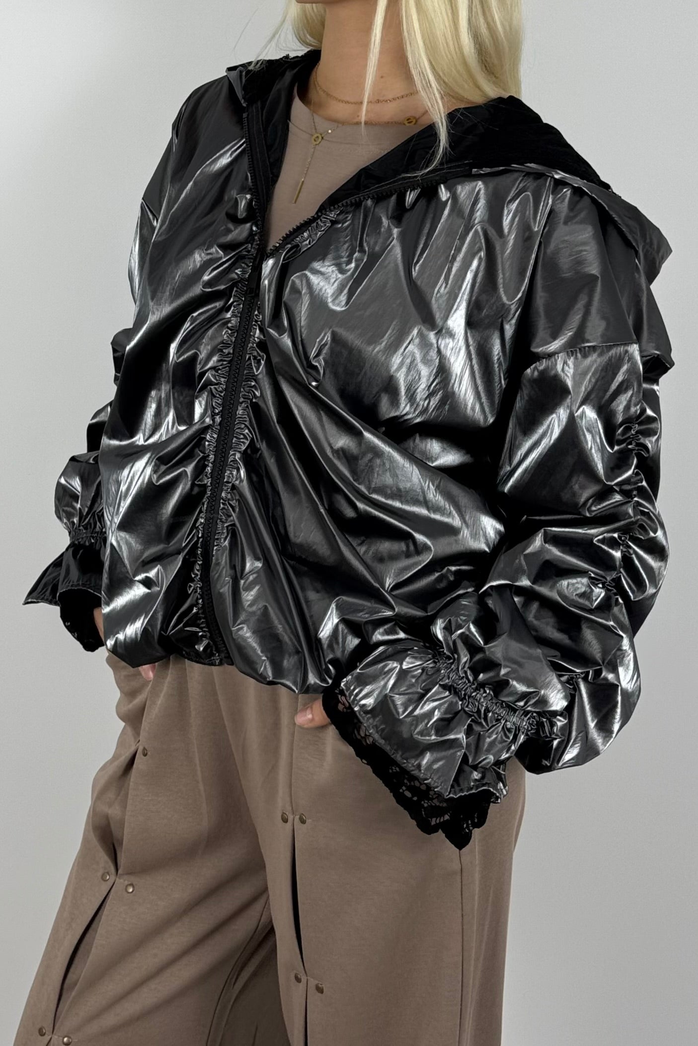 Damen Glanz-Jacke mit Kapuze – Metallic Look - Grau