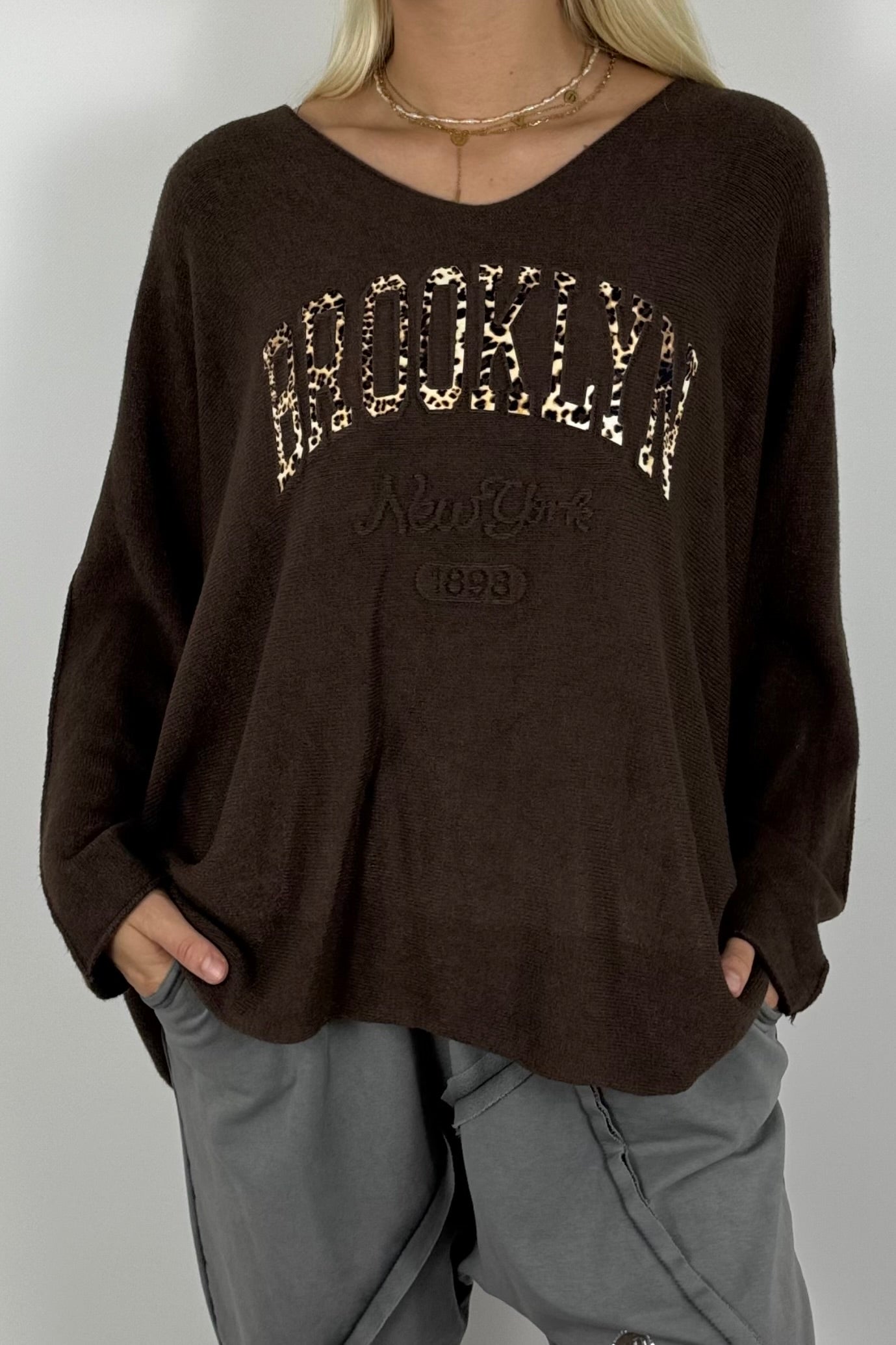 Oversize Shirt „BROOKLYN“ mit V-Ausschnitt – Schoko