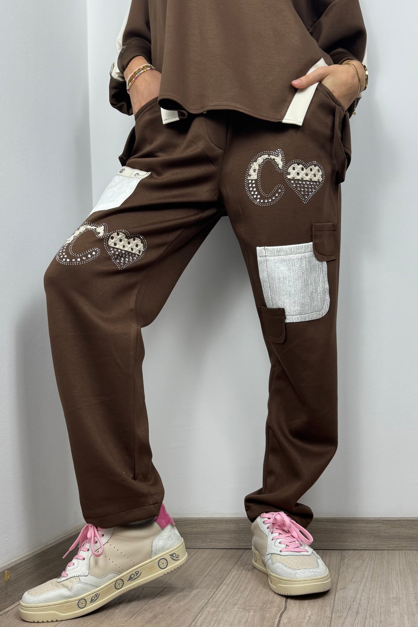 Trendige Jogpants mit Glitzer-Details & Schmuck-Print-Choco