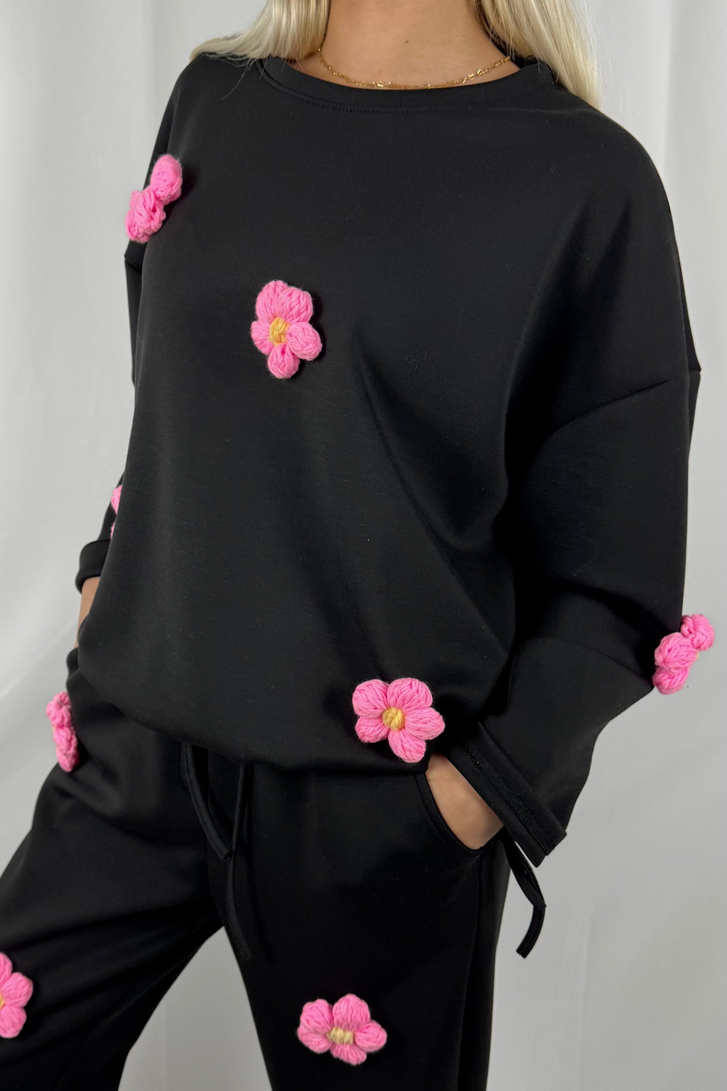 Shirt mit Häkelblumen & Tunnelzug-Schwarz