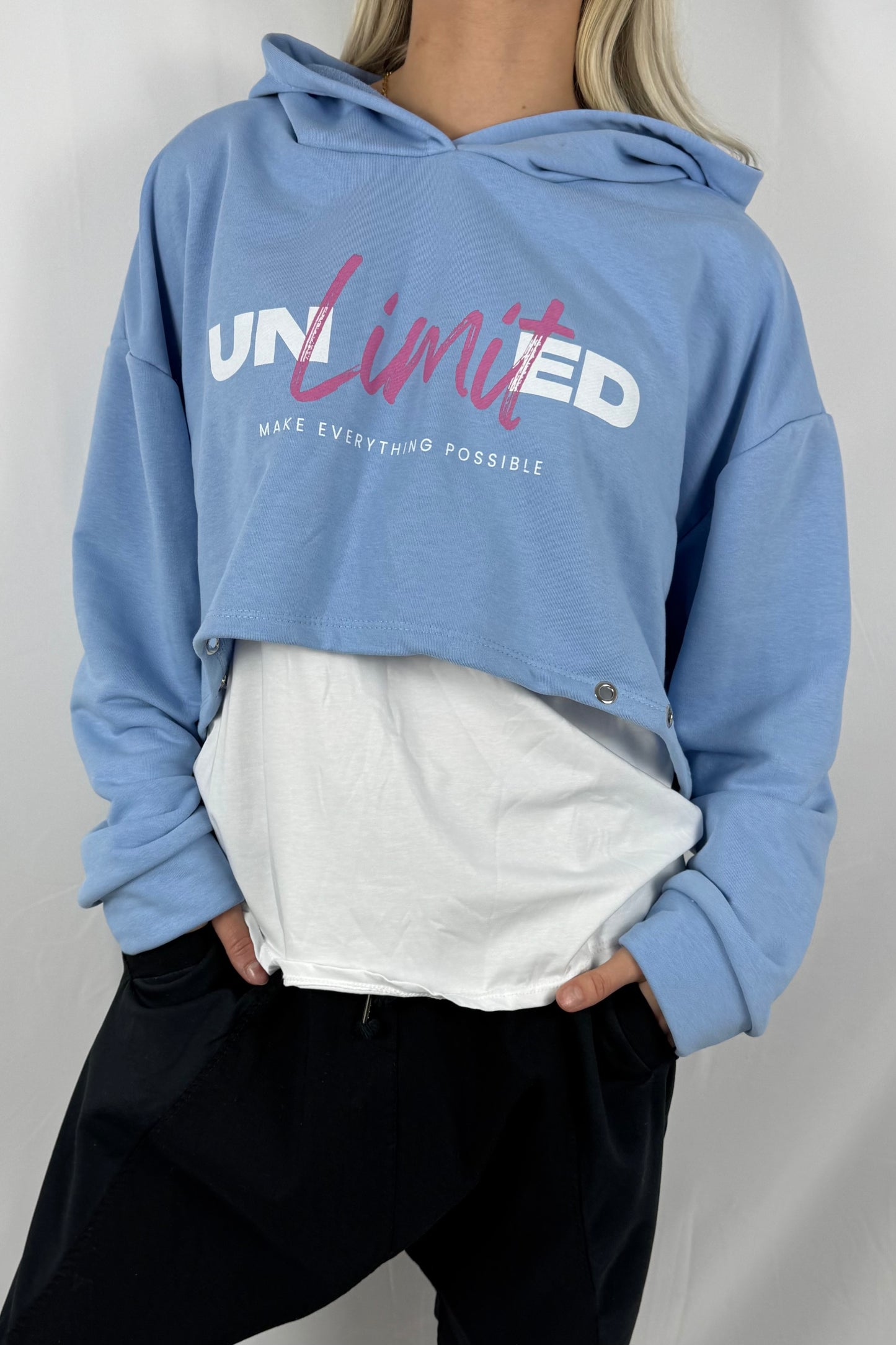 Cropped Hoodie „Unlimited – Make Everything Possible“-Hellblau