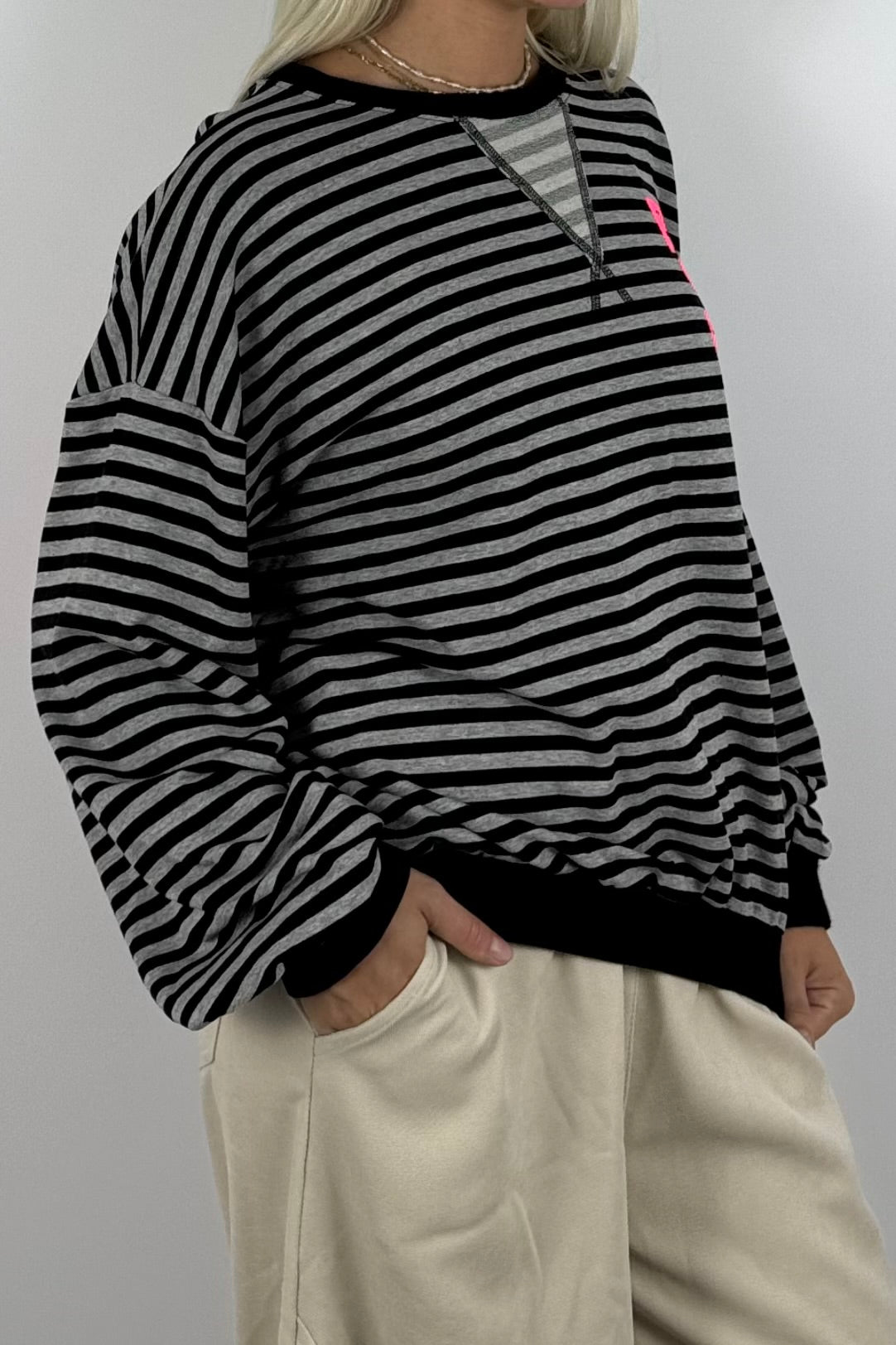 Oversize Streifen-Shirt mit „Full of Grace“-Grau