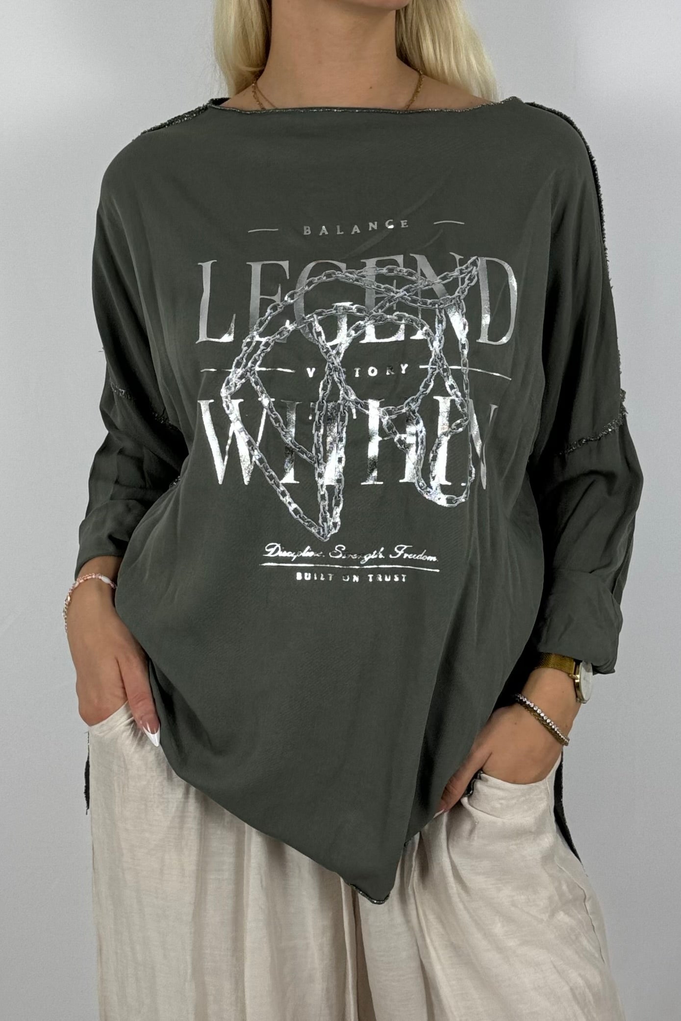 Oversize-Shirt mit Frontprint und Kettendetail-Khaki