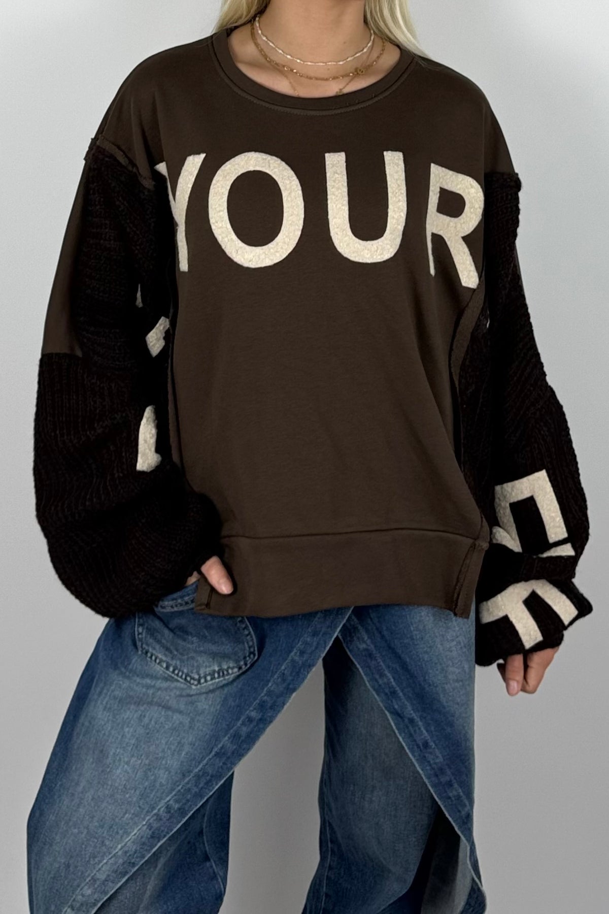 Damen Oversize Sweatshirt mit Strickärmeln & Statement – Schoko
