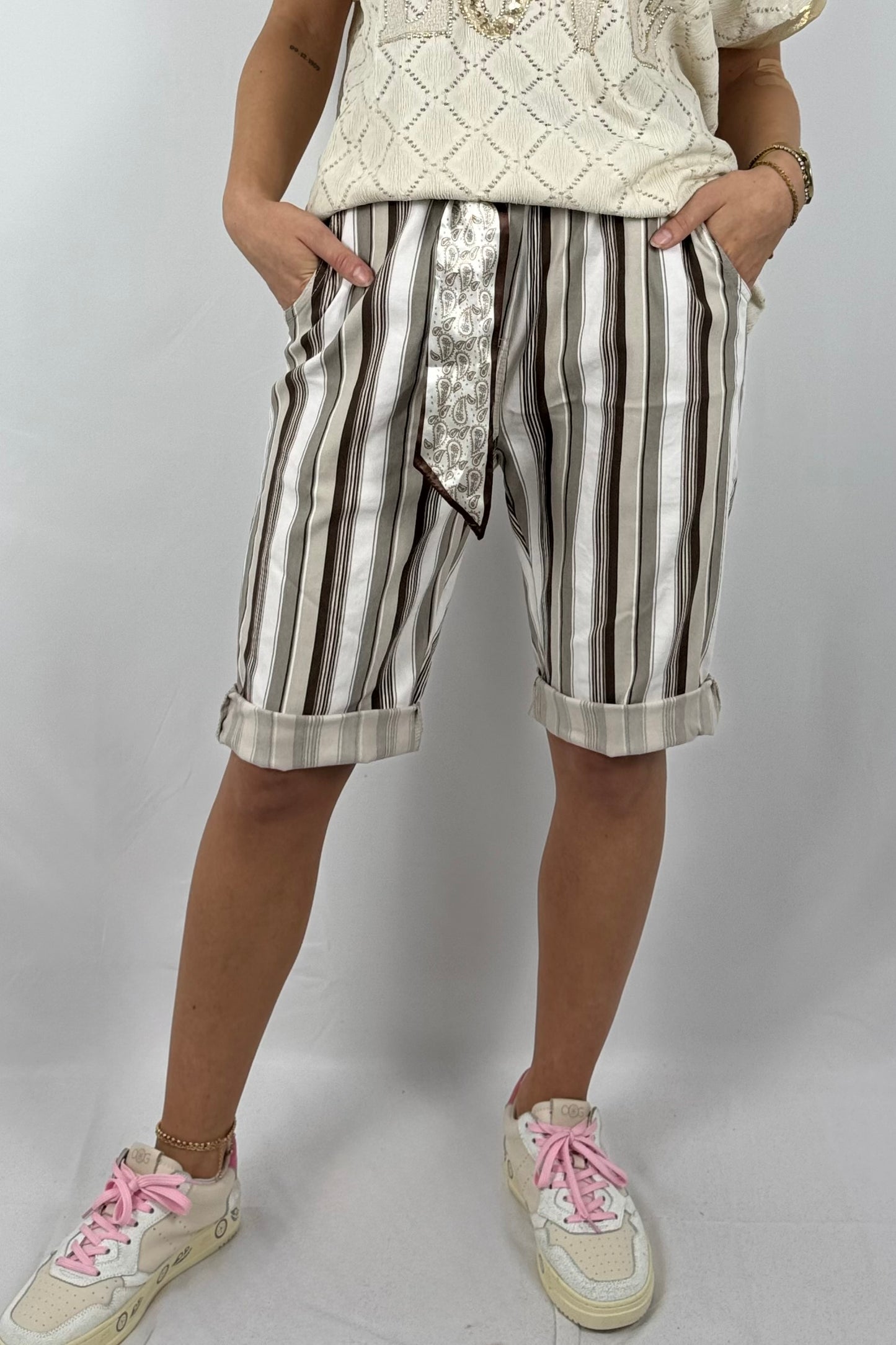 Gestreifte Paperbag-Shorts mit Gürtel – sommerlich & bequem-Beige