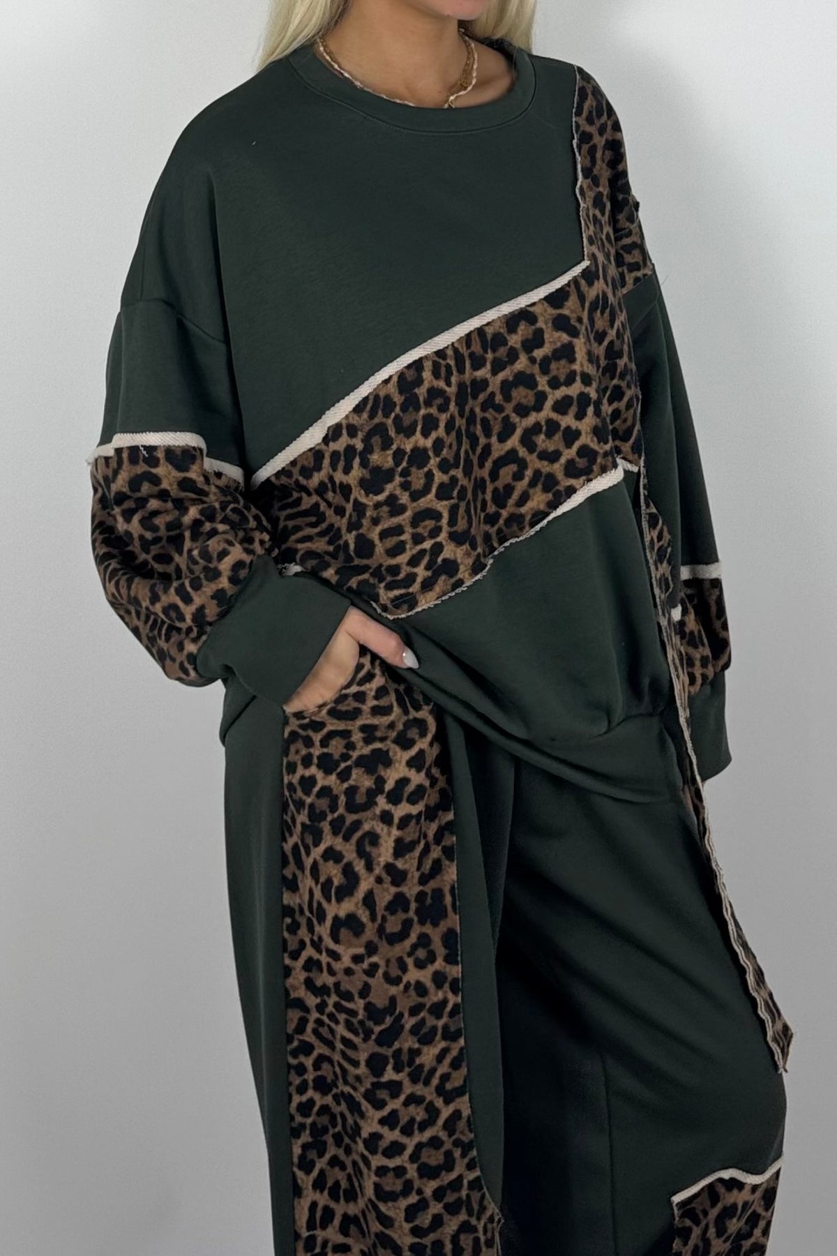 Oversize Damen Sweatshirt mit Leo-Muster & asymmetrischem Design - Khaki