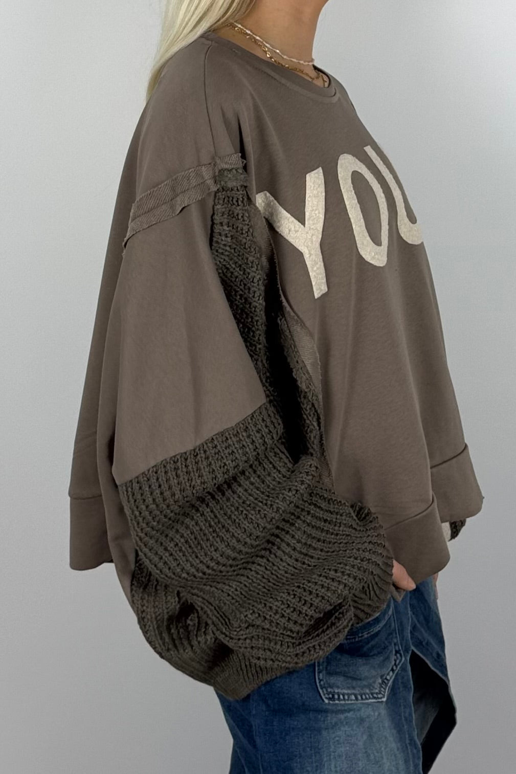 Damen Oversize Sweatshirt mit Strickärmeln & Statement – Mud
