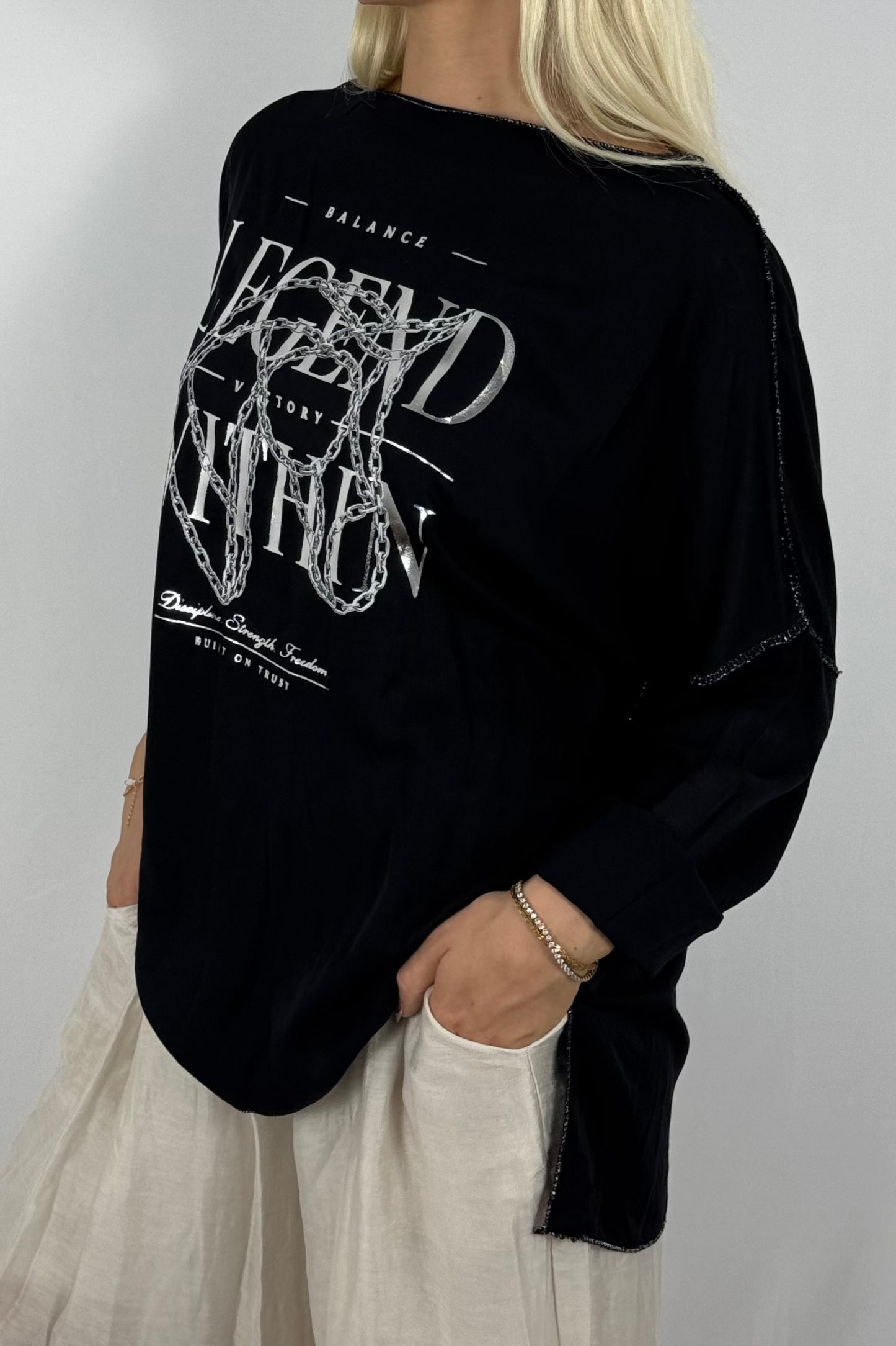 Oversize-Shirt mit Frontprint und Kettendetail-Schwarz