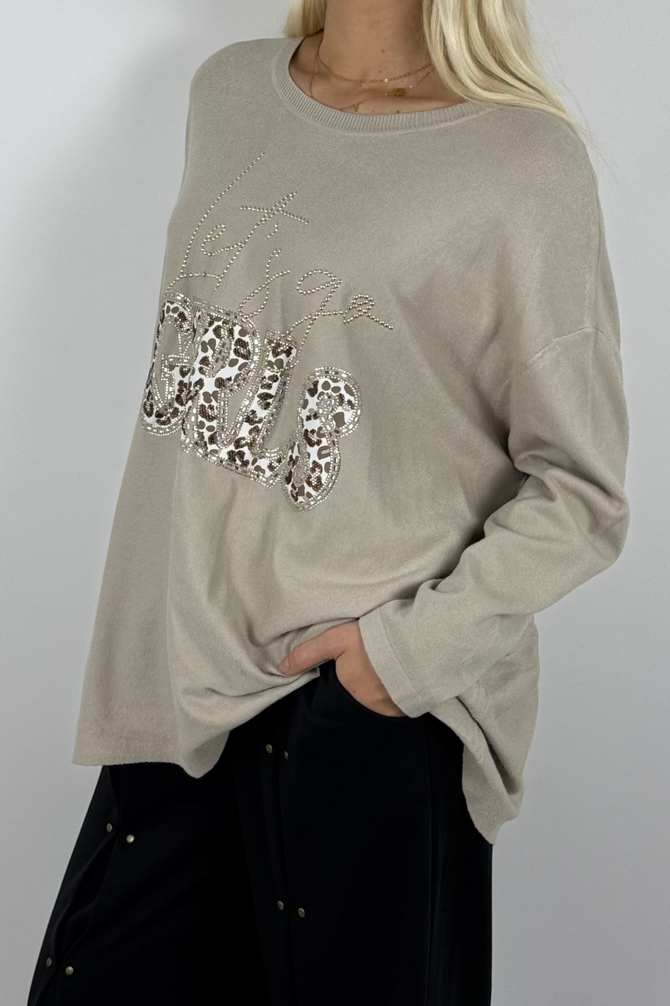 Damen Oversize Shirt „Let’s Go Girls“ mit Leo-Print & Glitzersteinen-Beige