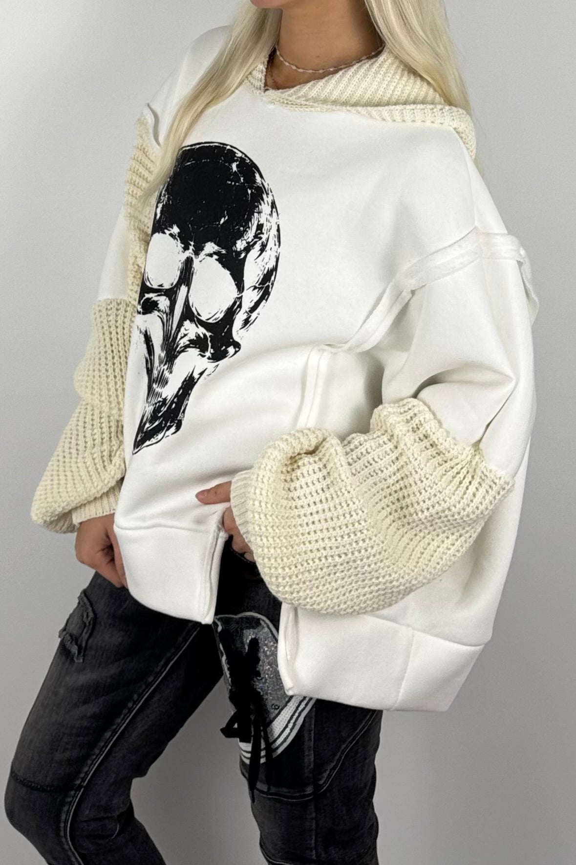Damen-Hoodie mit Totenkopfprint und Strickdetails-Weiß