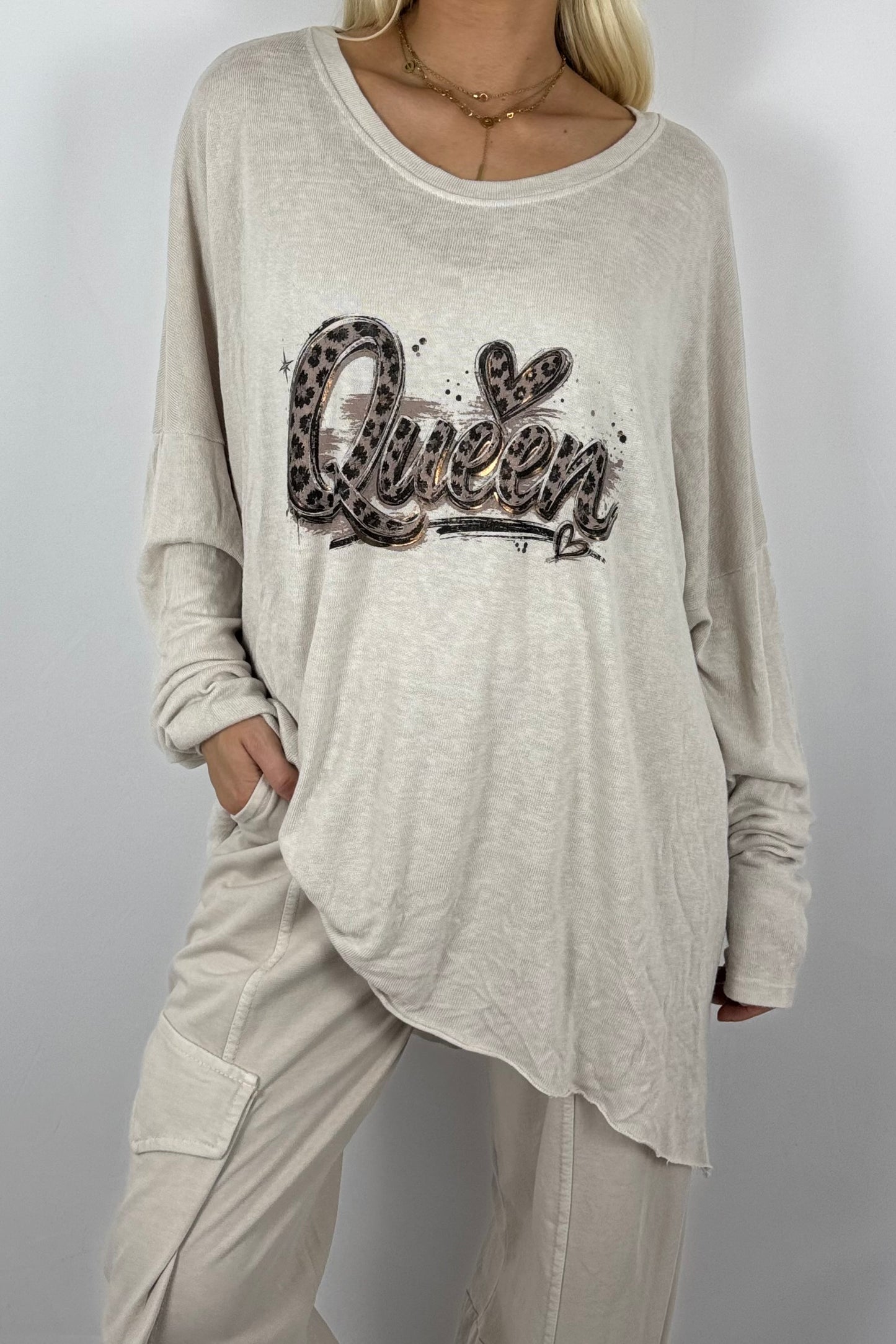 Damen Longshirt „Queen“ – Oversize mit Frontprint-Beige